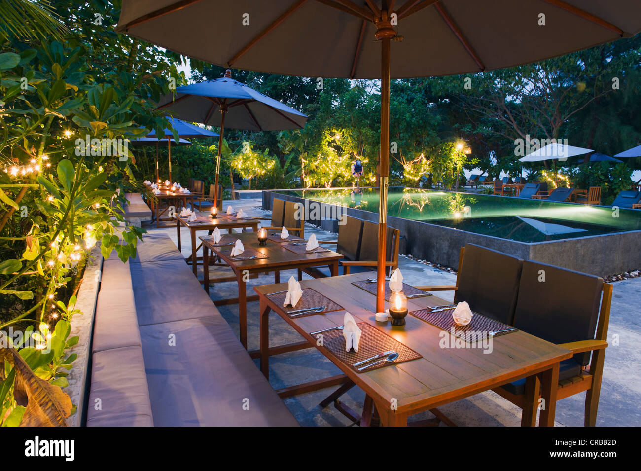 Ristorante a bordo piscina, impostare tabelle, di notte, Sevenseas Resort, Ko Kradan, Koh Kradan, Trang, Thailandia, Sud-est asiatico Foto Stock