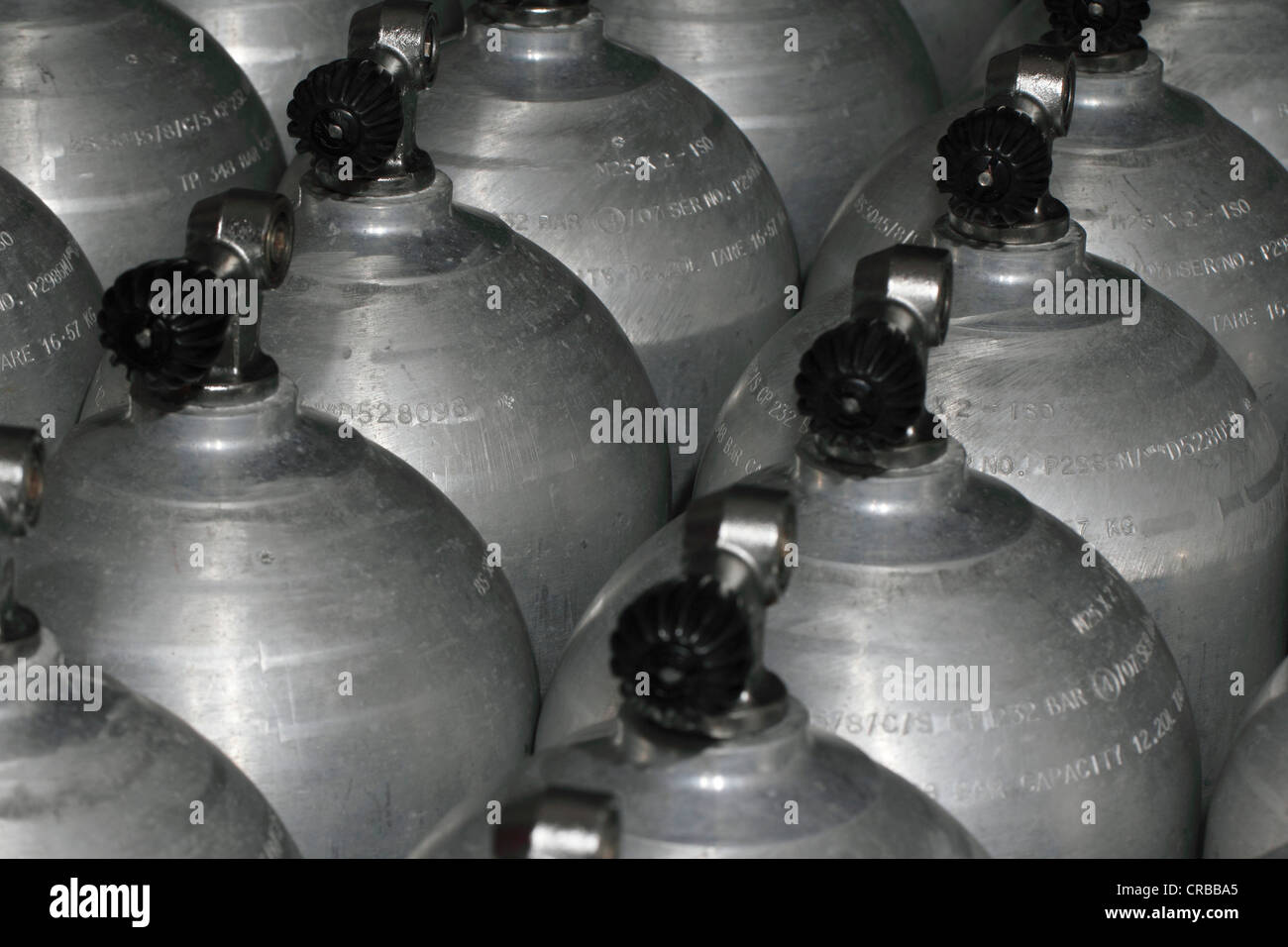 Bombole per immersioni subacquee, bombole per immersioni subacquee sotto pressione, le bombole di gas compresso Foto Stock Bombole per immersioni subacquee, bombole per immersioni subacquee sotto pressione, le bombole di gas compresso Foto Stock