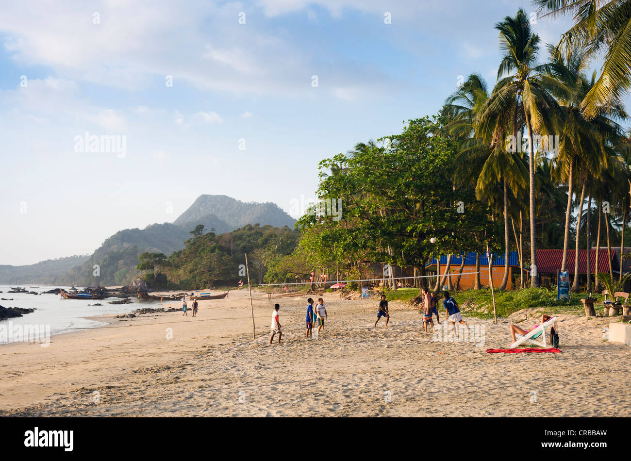 Beach volley sulla spiaggia di sabbia dorata di Pearl Beach, Ko Jum o Koh Pu isola, Krabi, Thailandia, Sud-est asiatico Foto Stock