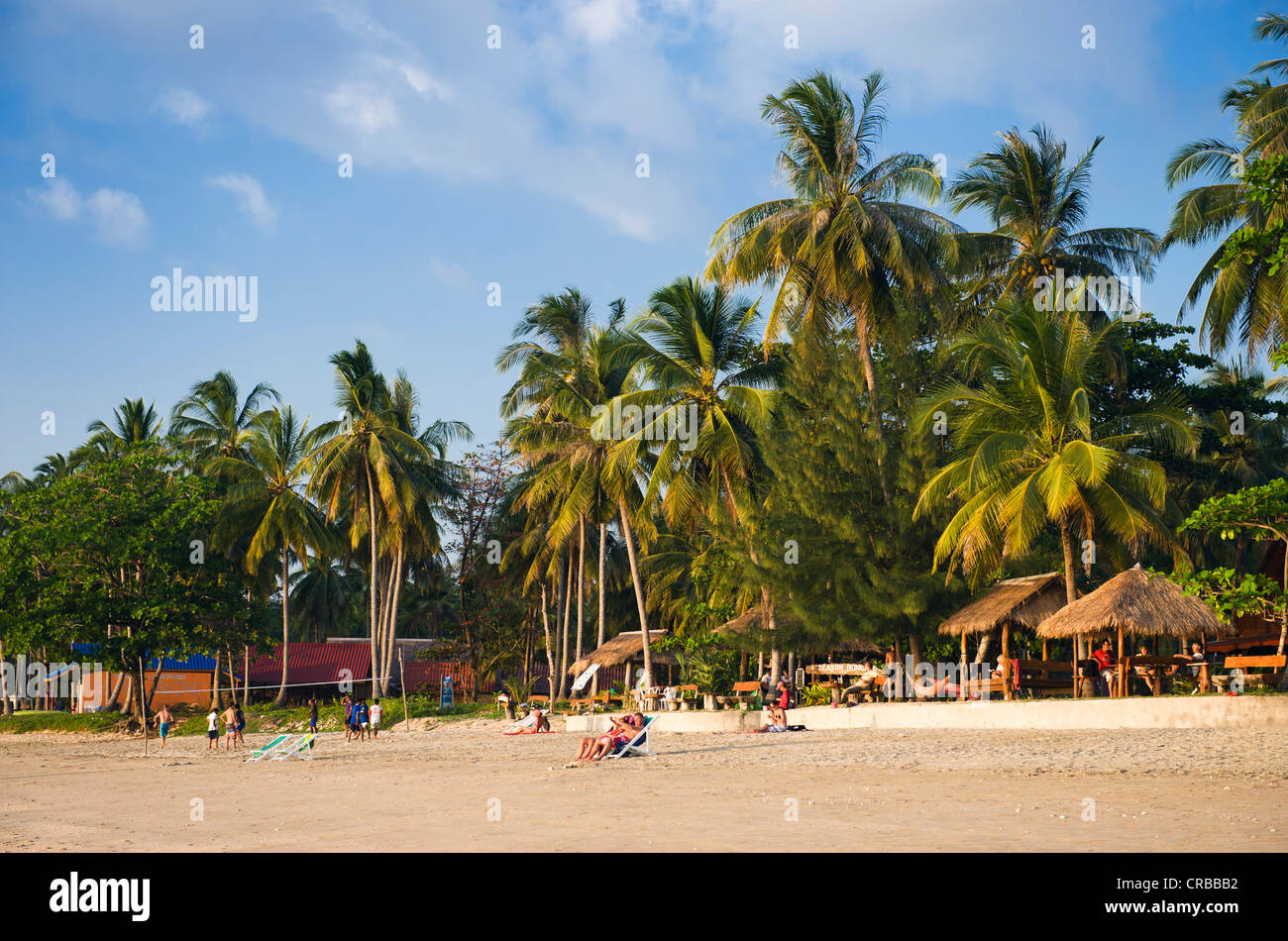 Trourists su Palm Beach, Golden Pearl Beach, Ko Jum o Koh Pu isola, Krabi, Thailandia, Sud-est asiatico Foto Stock