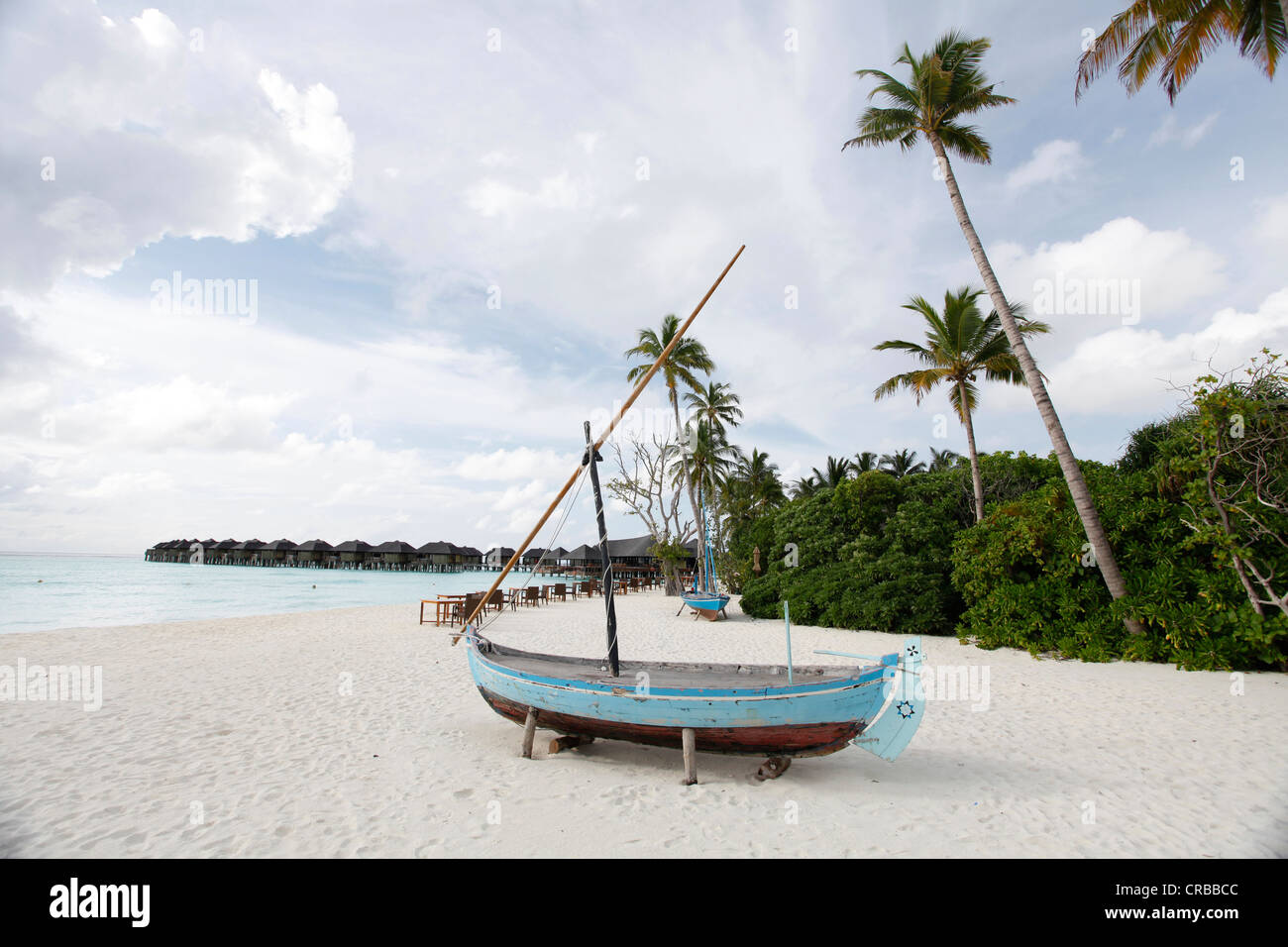 Vecchia barca sulla spiaggia di Irufushi, Hilton Worldwide Resorts, Noonu Atoll, Maldive, Oceano Indiano Foto Stock