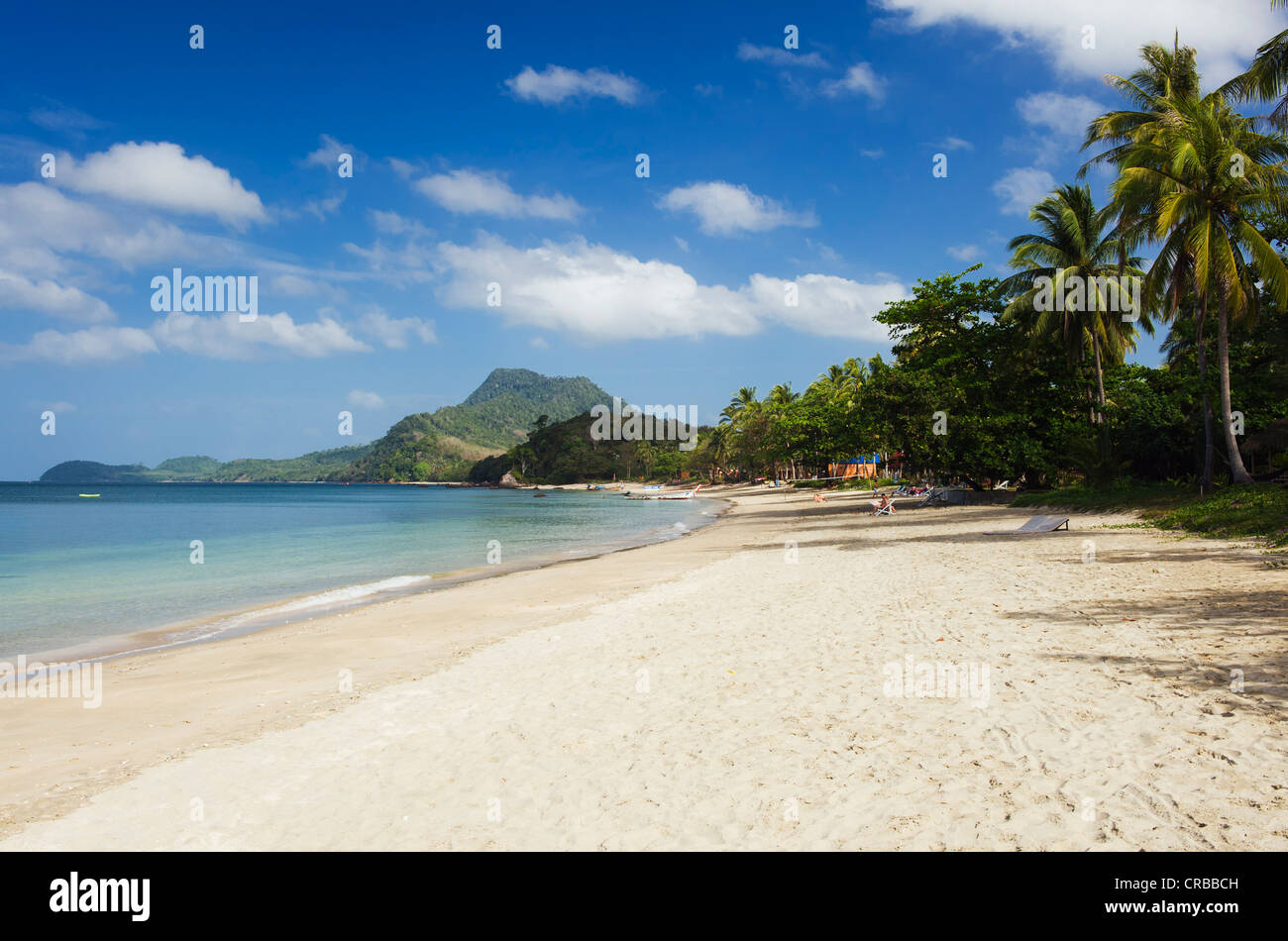 Spiaggia di sabbia dorata di Pearl Beach, Ko Jum o Koh Pu isola, Krabi, Thailandia, Sud-est asiatico Foto Stock