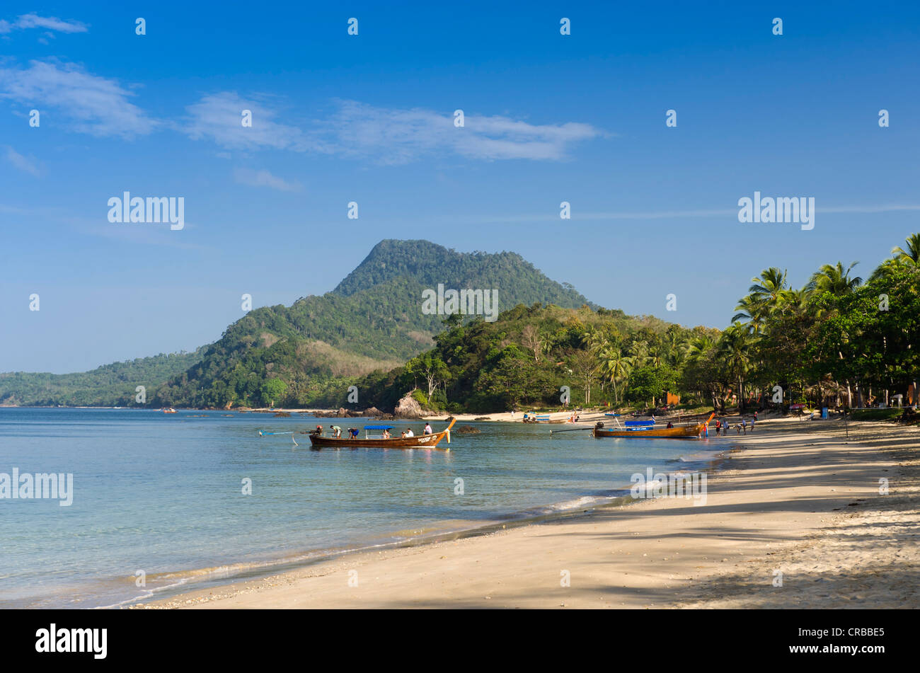 Spiaggia di sabbia dorata di Pearl Beach, Ko Jum o Koh Pu isola, Krabi, Thailandia, Sud-est asiatico Foto Stock