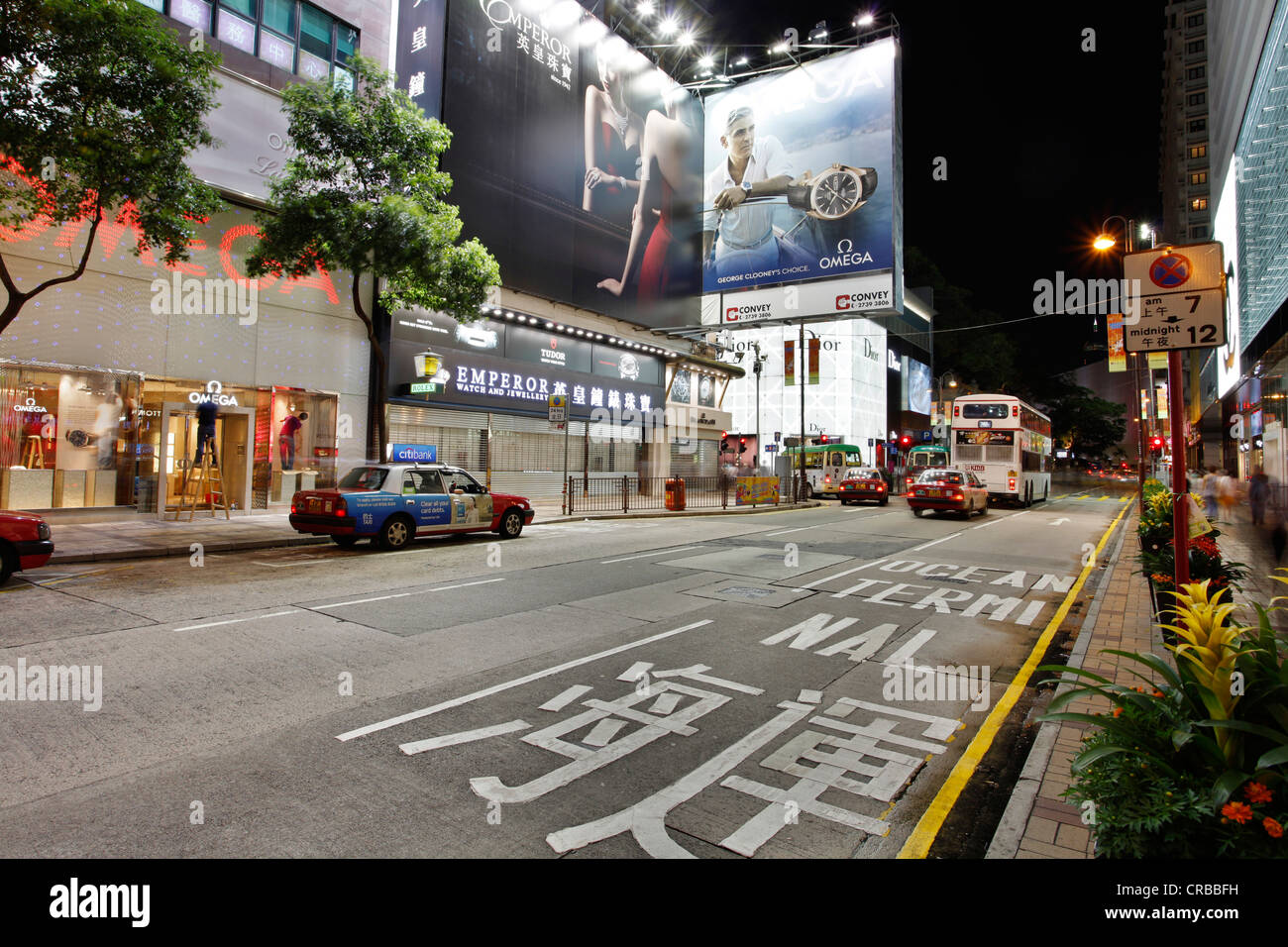 Scena di strada su Canton Road di notte, Tsim Sha Tsui, Kowloon, Hong Kong, Cina, Asia Foto Stock