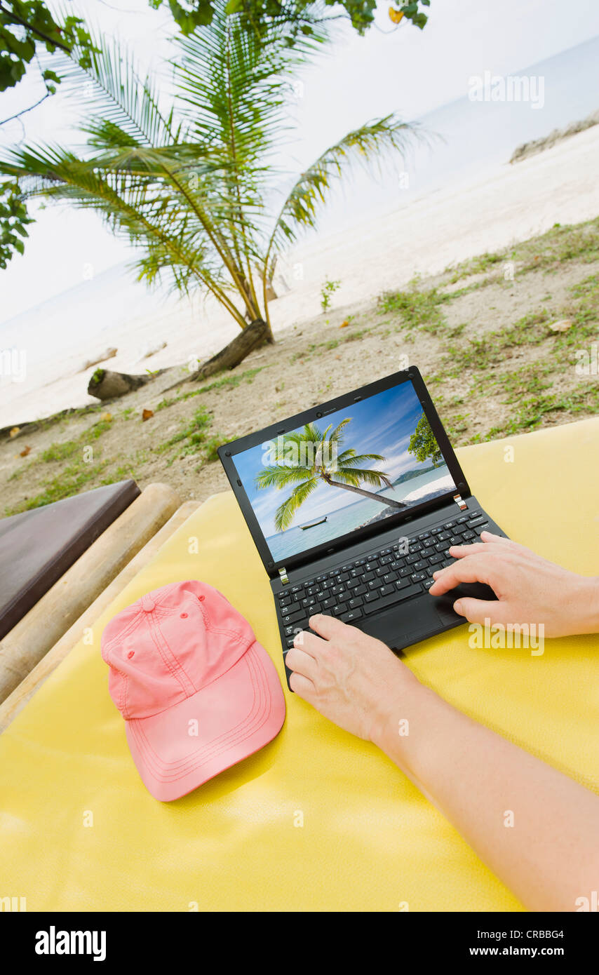 Con il portatile sulla spiaggia, Ko Jum o Koh Pu isola, Krabi, Thailandia, Sud-est asiatico Foto Stock