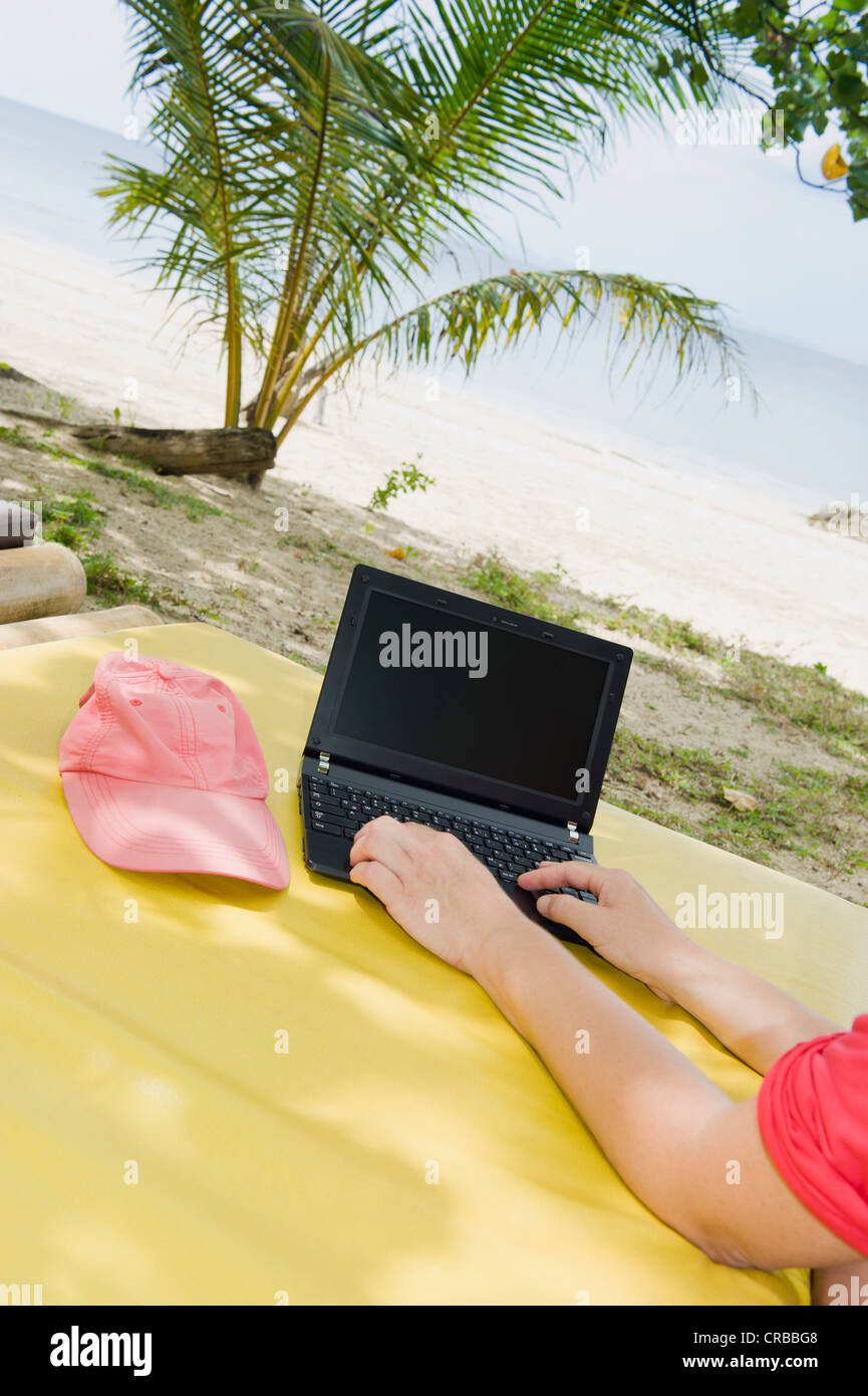 Con il portatile sulla spiaggia, Ko Jum o Koh Pu isola, Krabi, Thailandia, Sud-est asiatico Foto Stock