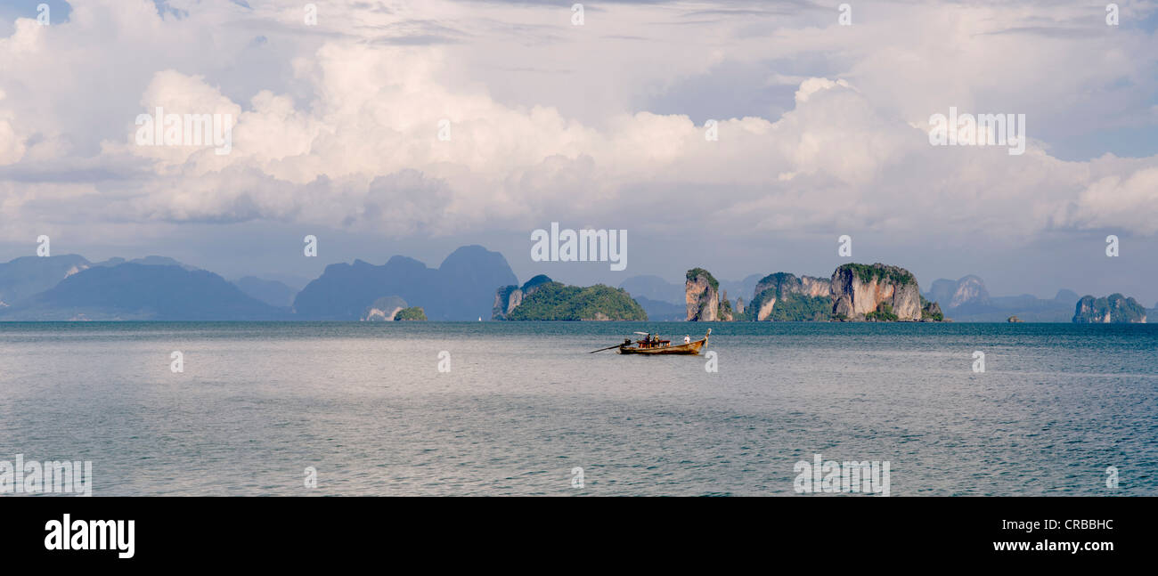 Vista dell'oceano e le formazioni rocciose della Baia di Phang Nga, Koh Yao Noi, Phang Nga, Thailandia, Sud-est asiatico, in Asia Foto Stock