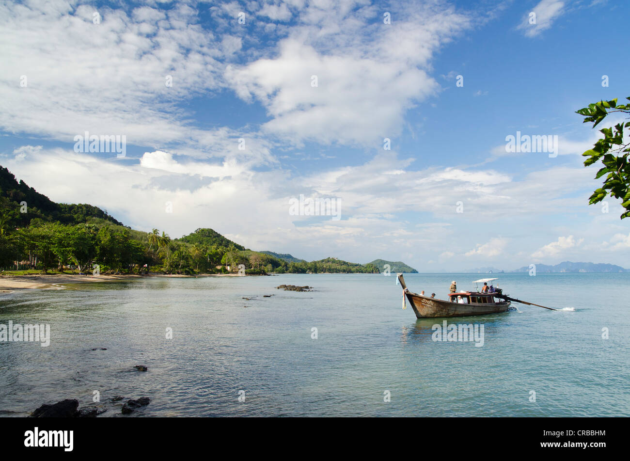 Longtail boat off il Beach, Long Beach, Koh Yao Noi, Phang Nga, Thailandia, Sud-est asiatico, in Asia Foto Stock