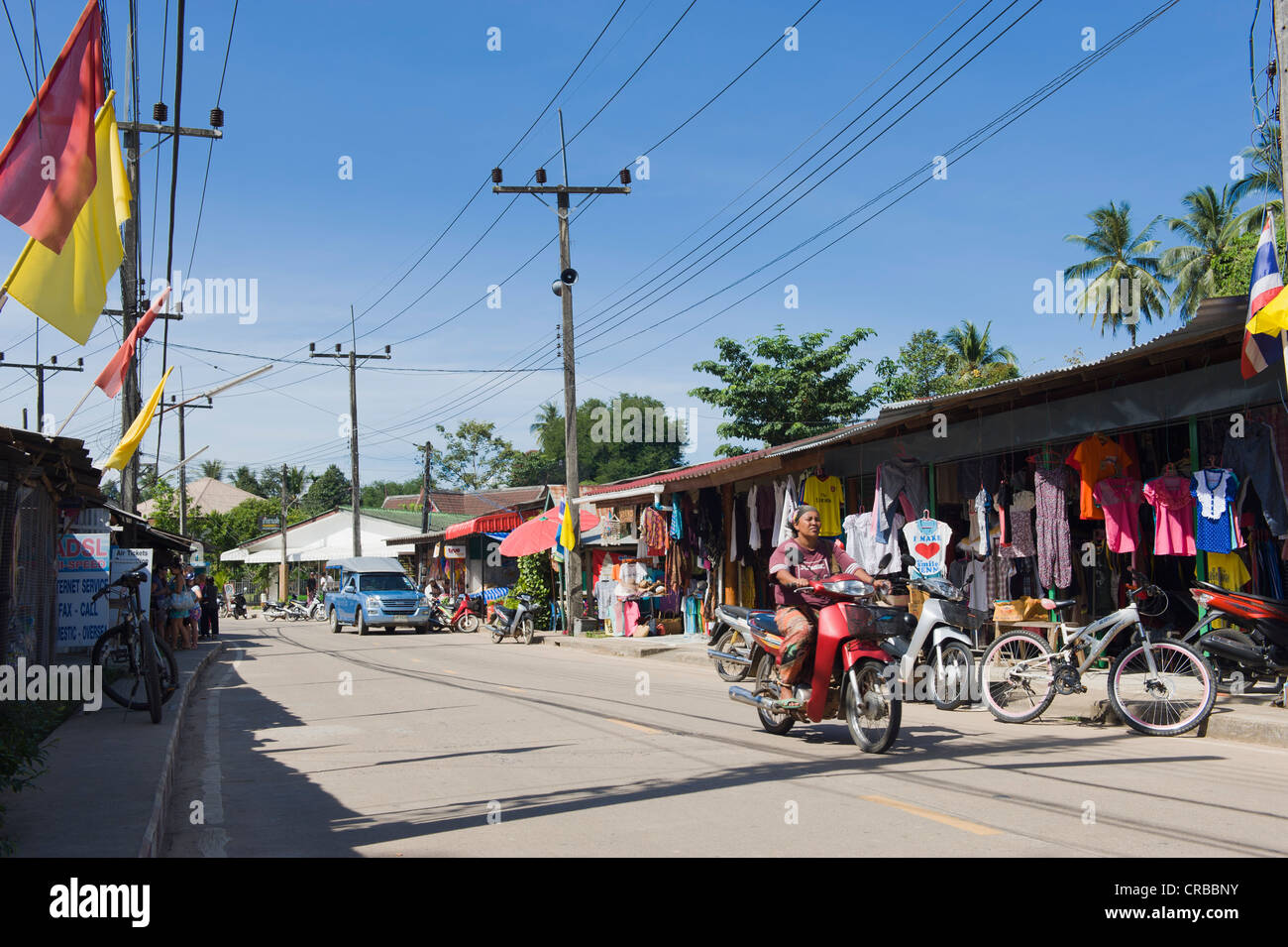 La strada principale che attraversa il villaggio di Ban Yai, Isola Koh Yao Noi, Phang Nga, Thailandia, Sud-est asiatico, in Asia Foto Stock