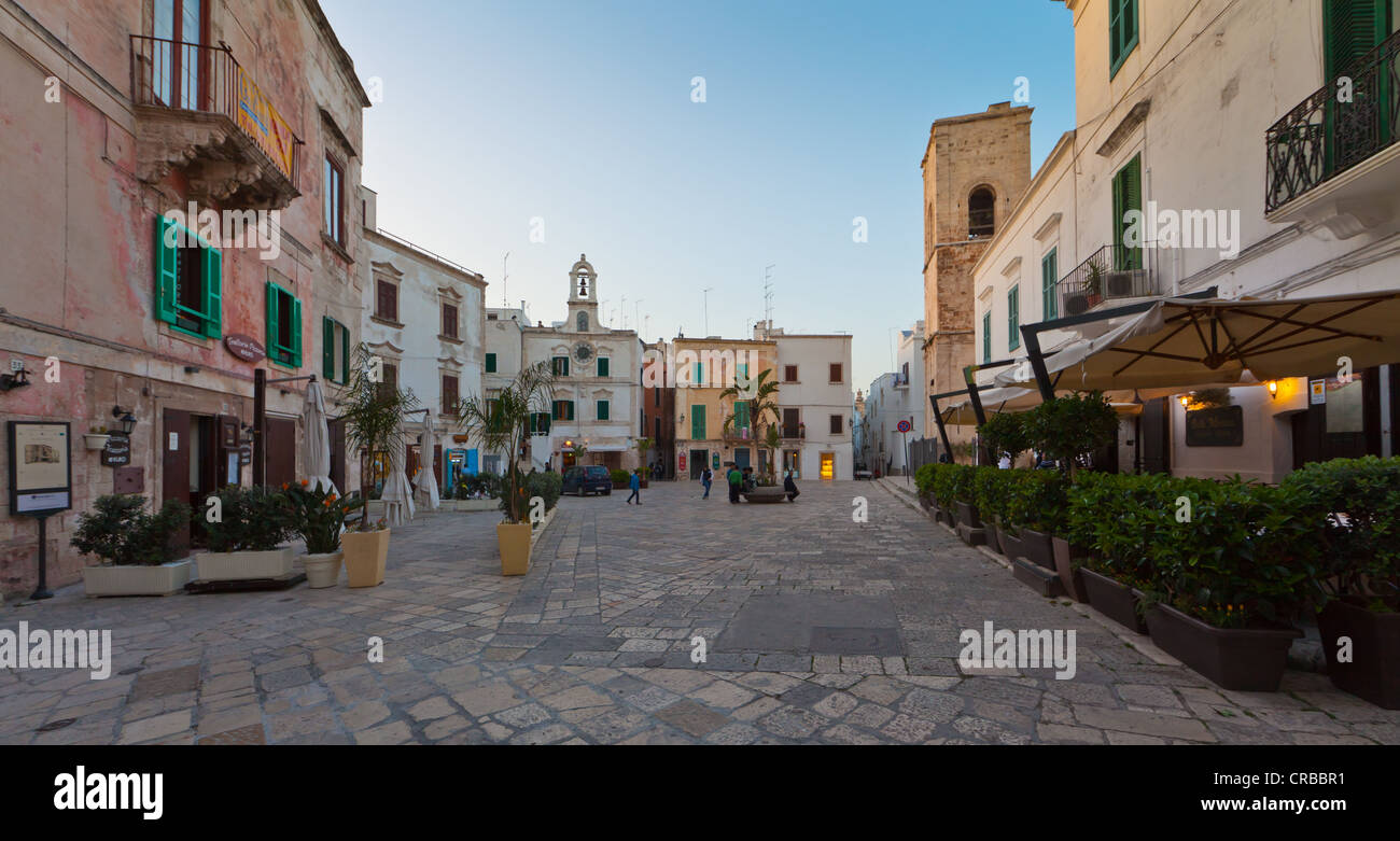 Polignano a Mare, centro storico costruito sulle scogliere sul mare, Via San Benedetto, Puglia, Italia meridionale, Italia, Europa Foto Stock