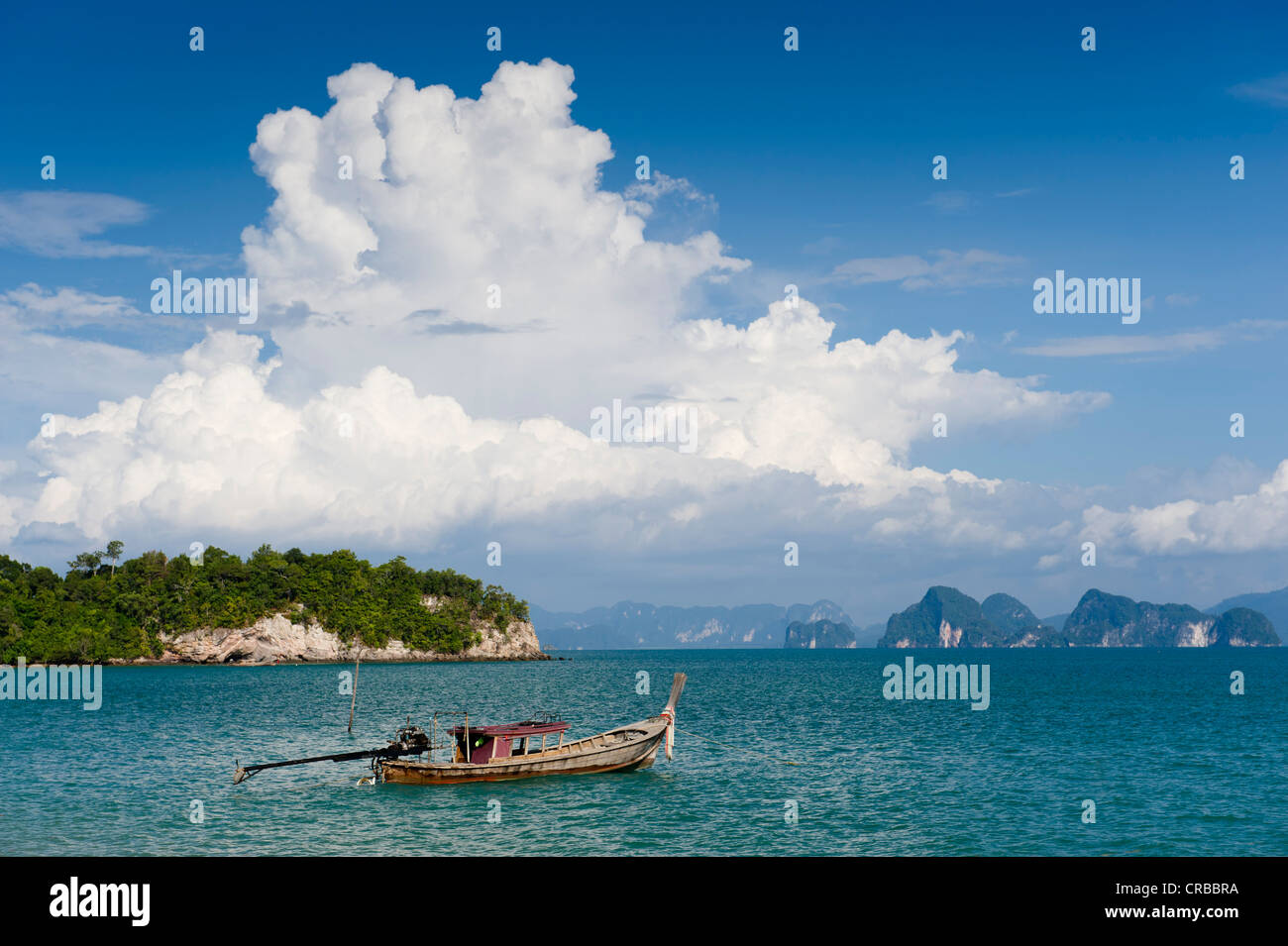 Longtail boat nella Baia di Phang Nga, Isola Koh Yao Noi, Phang Nga, Thailandia, Sud-est asiatico, in Asia Foto Stock