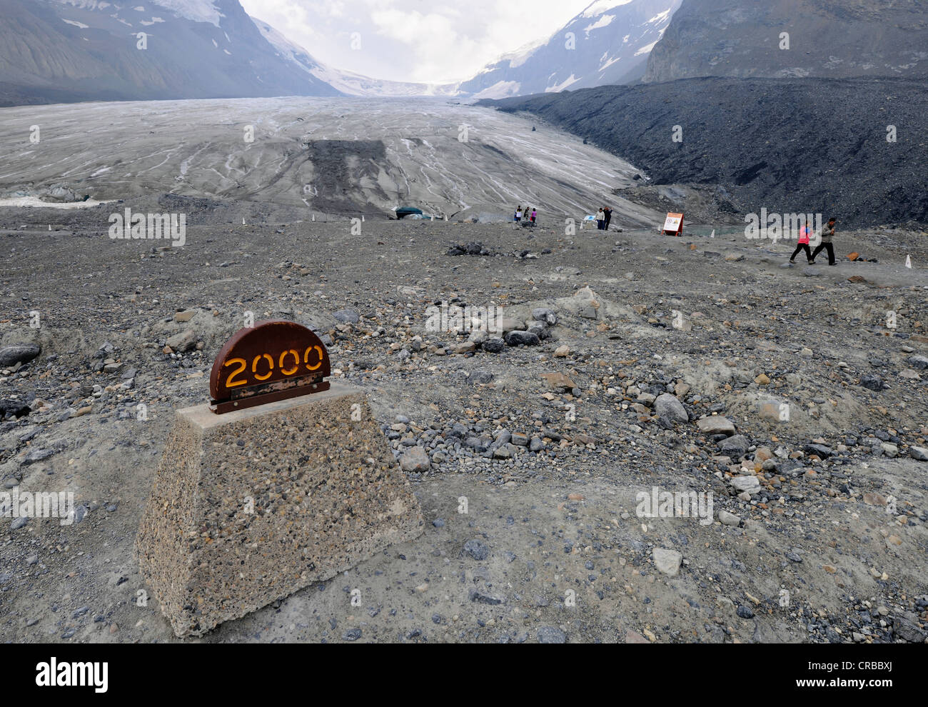 Marcatore per mostrare il ritiro del ghiacciaio, a causa del riscaldamento globale, ex misura del Ghiacciaio Athabasca nel 2000 Foto Stock