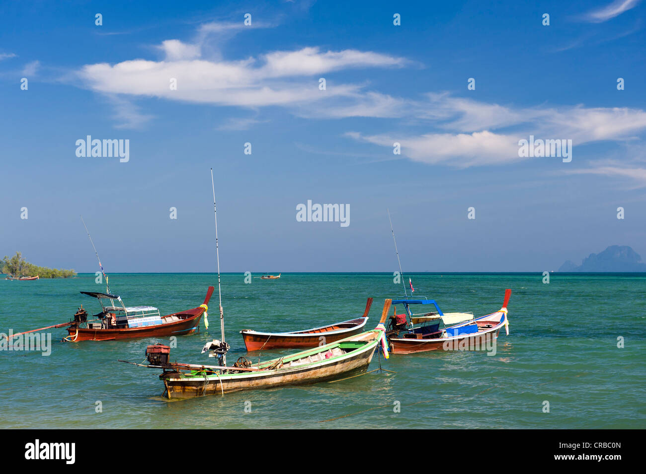 Coda lunga barche in mare, Ko Muk o Ko Mook isola, Thailandia, Sud-est asiatico Foto Stock