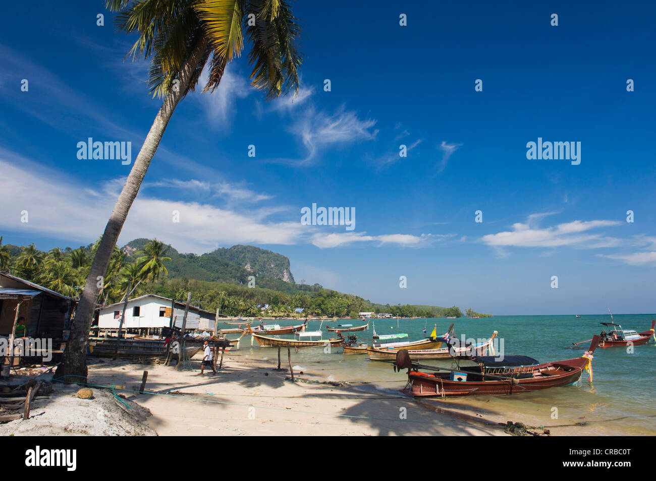 Villaggio di Pescatori e di lunga coda barche, Ko Muk o Ko Mook isola, Thailandia, Sud-est asiatico Foto Stock