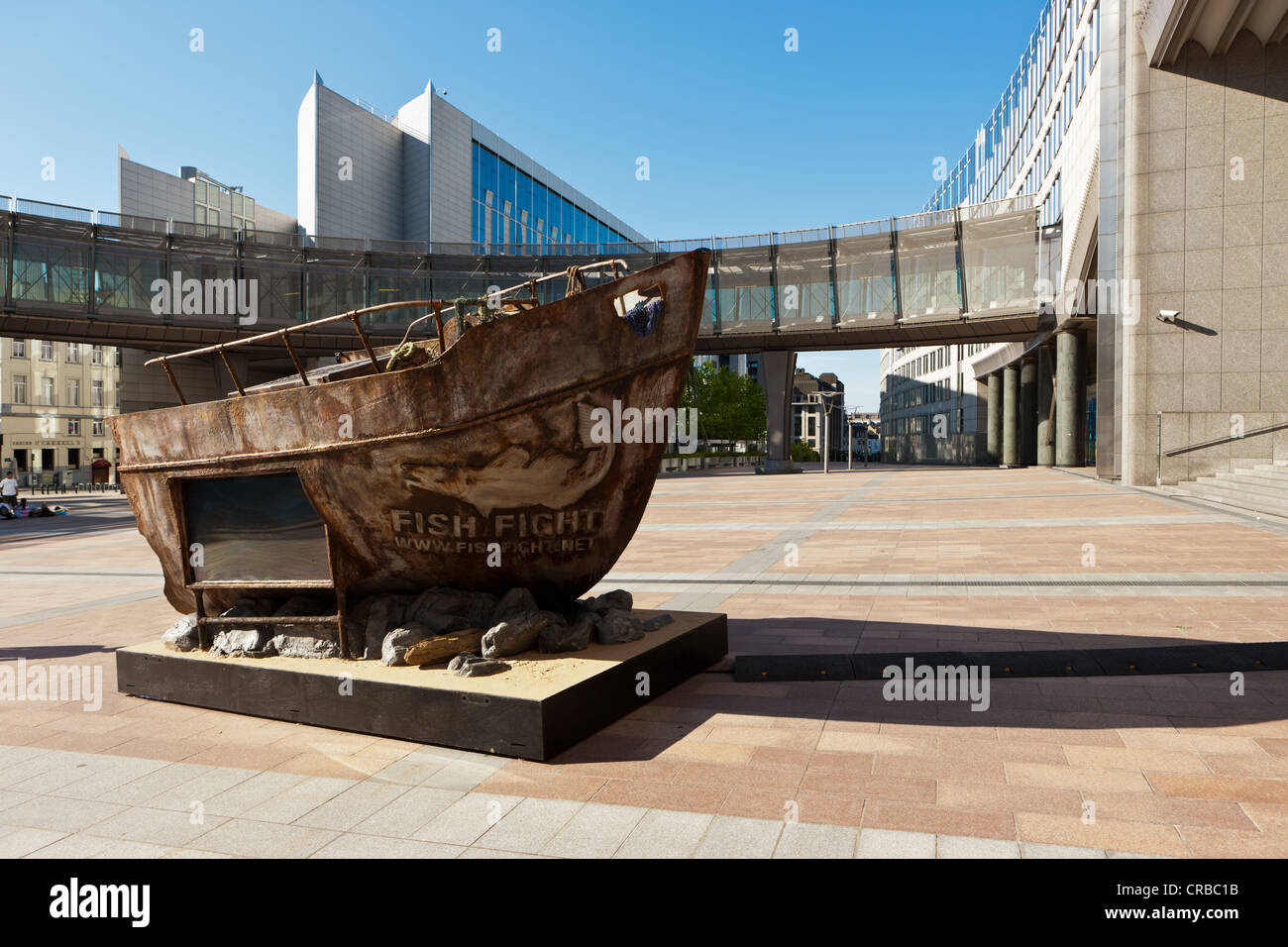 Barca da pesca come una scultura " di pesci lotta " campagna contro la pesca eccessiva nel Mare del Nord, Parlamento europeo, Euro-City Foto Stock