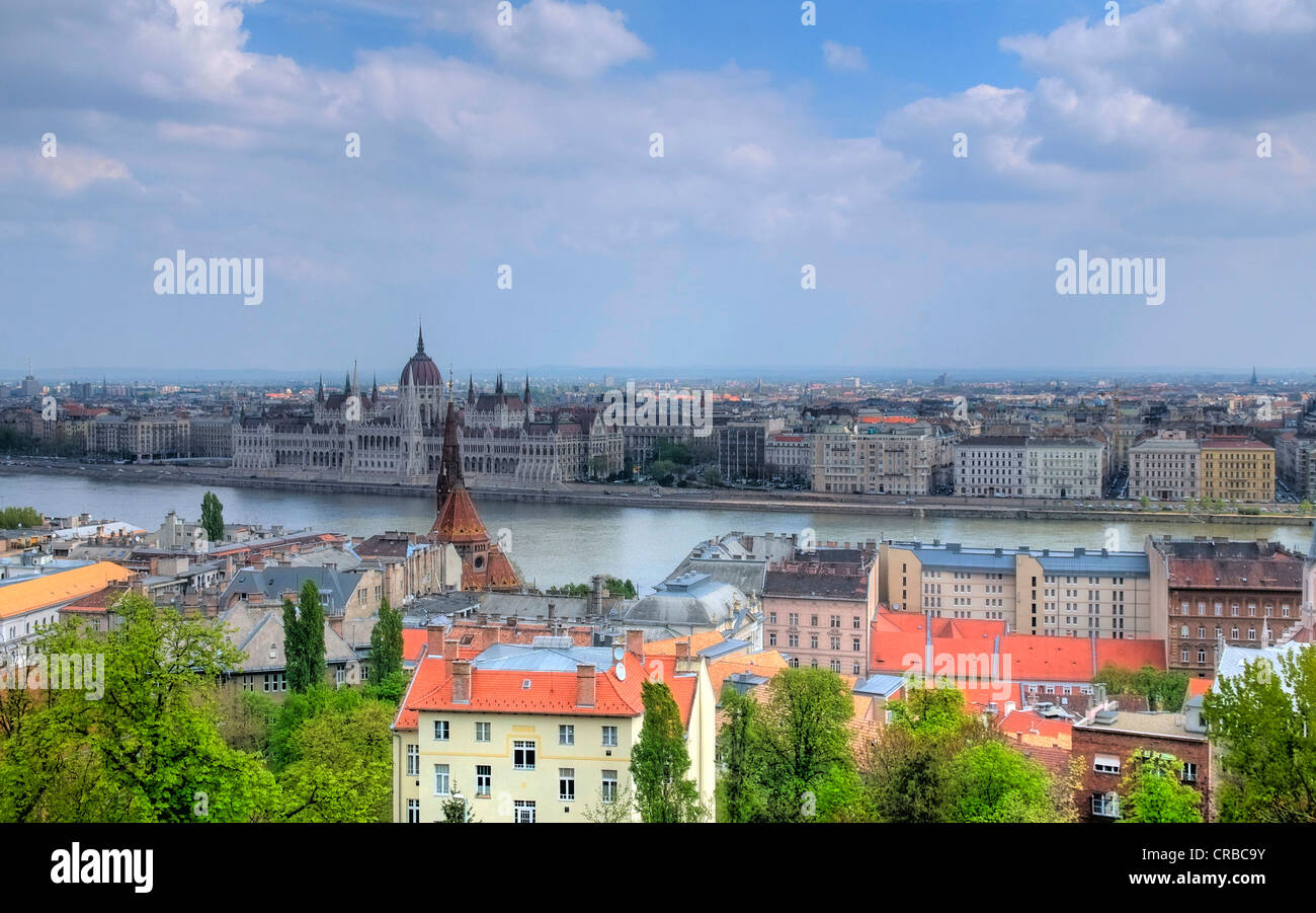 Una vista di Budapest dal Fisherman's bassion mostra il parlamento e il fiume Danuba Foto Stock