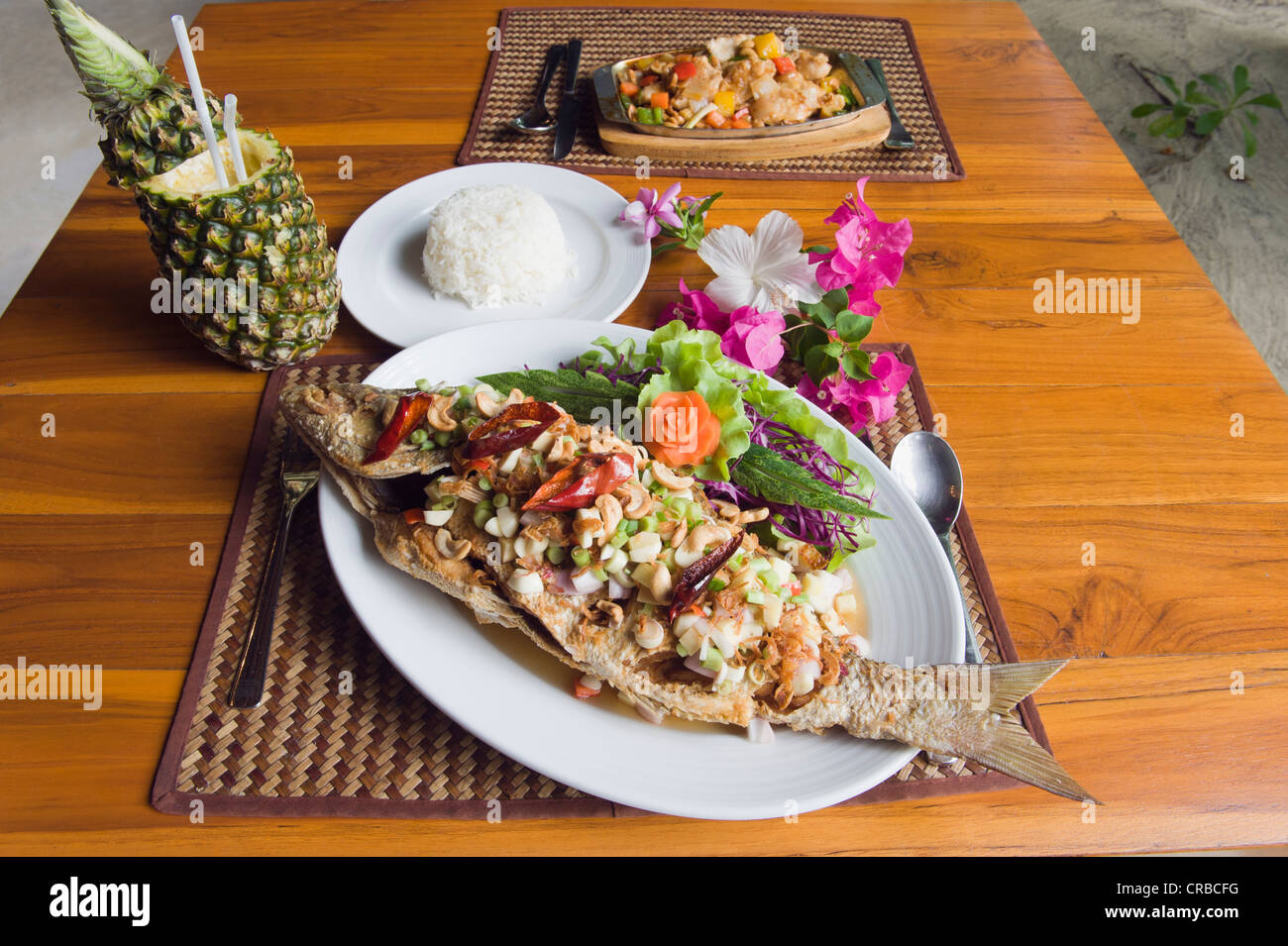 Pesce fritto con riso, cibo tailandese, i sette mari Resort, Ko Kradan Island, Trang, Thailandia, Sud-est asiatico, in Asia Foto Stock