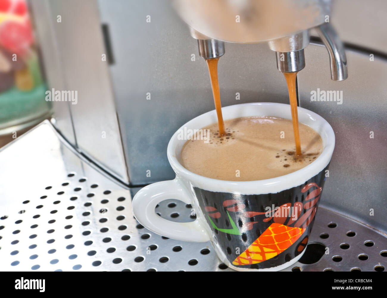 Macchina per caffè espresso, caffè espresso dal versamento di una macchina in un colorato tazza di espresso Foto Stock