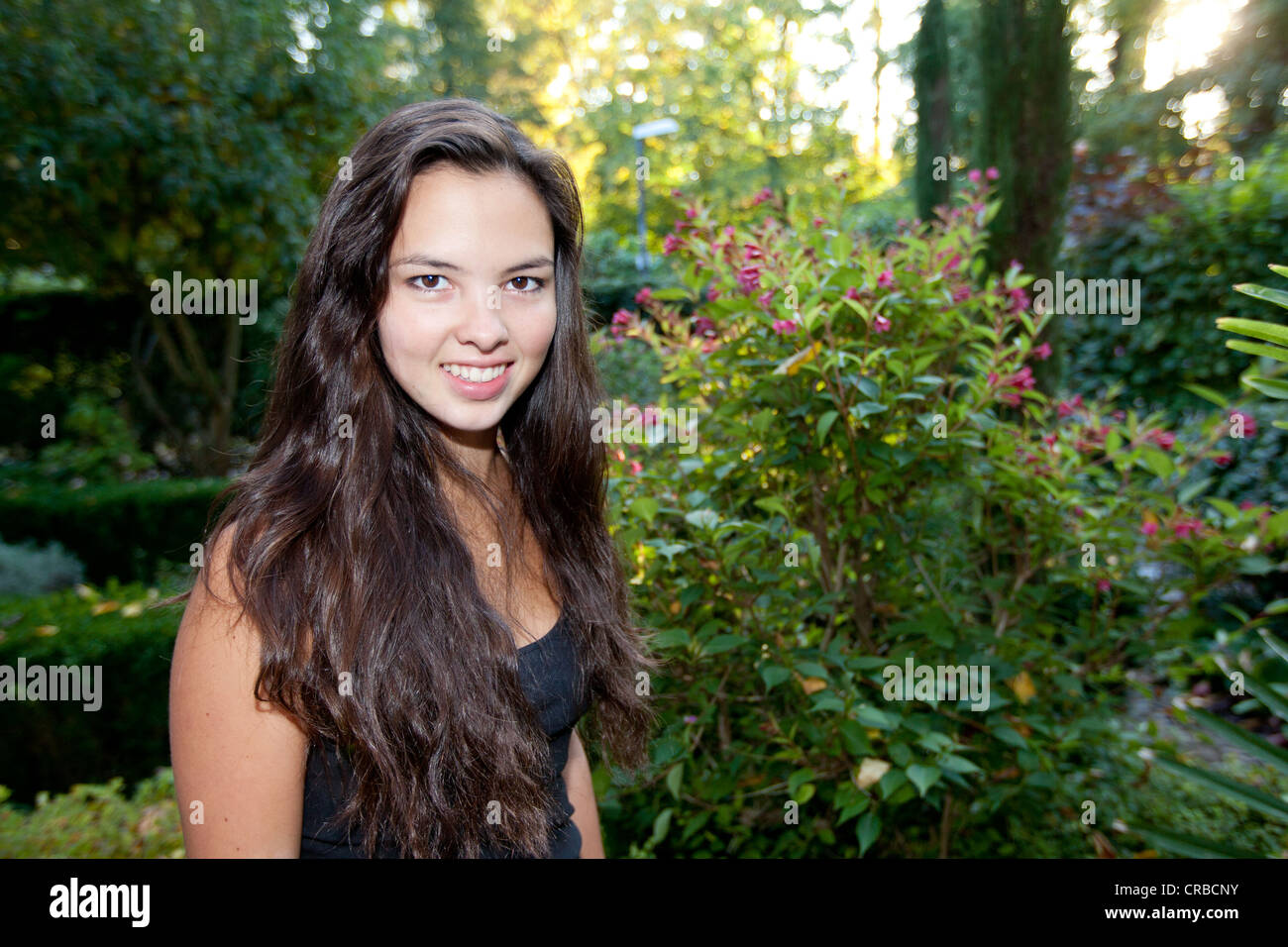 Giovane donna, circa 18 anni, ritratto in un ambiente naturale Foto Stock