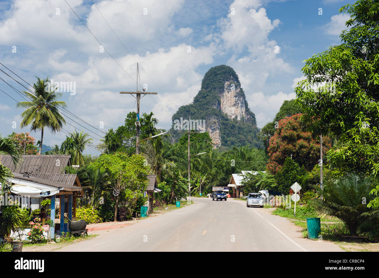 Montagne carsiche vicino Ao Luk, villaggio sulla strada a Phang Nga, Thailandia, Sud-est asiatico Foto Stock