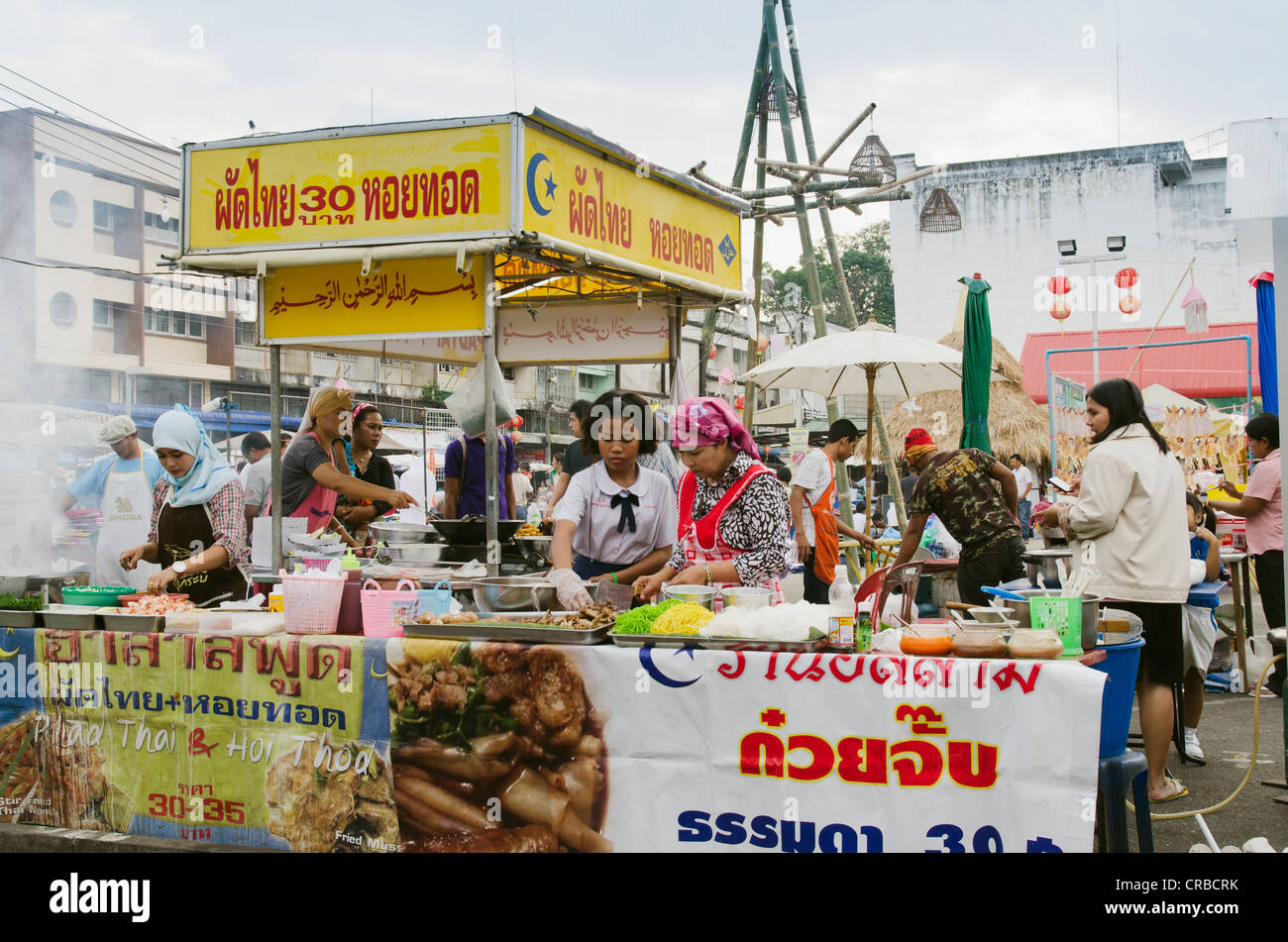 Stallo alimentare presso il mercato notturno in Krabi town, Krabi, Thailandia, Sud-est asiatico, in Asia Foto Stock