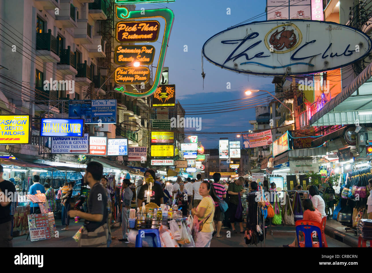 Khao San Road di notte, Banglampoo, Bangkok, Thailandia, Sud-est asiatico, in Asia Foto Stock
