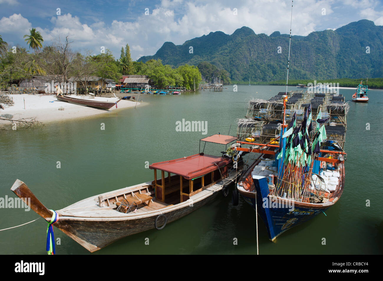 Barche da pesca, il villaggio di pescatori di Ao Tha Len, Krabi, Thailandia, Asia Foto Stock