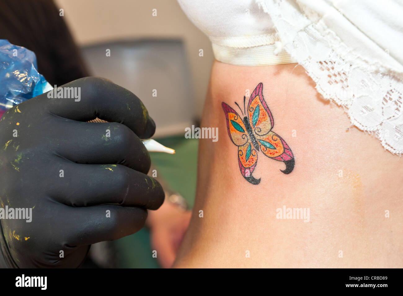 Finito di tatuaggio di una farfalla Foto Stock