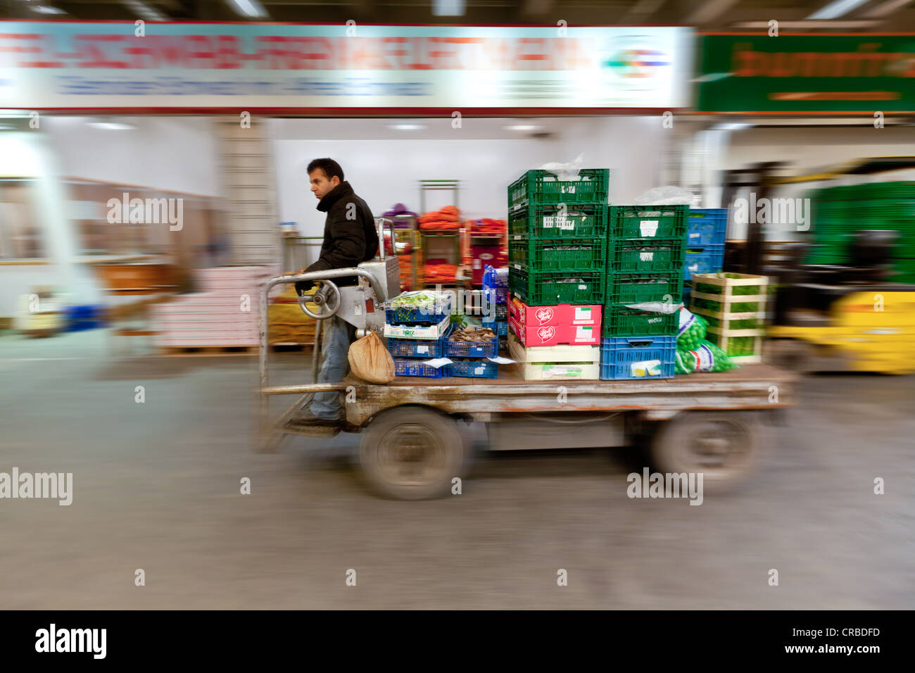 Un carrello elevatore che trasportano merci in un commercio all'ingrosso di prodotti freschi, frutta e verdura, Francoforte Hesse, Germania, Europa Foto Stock