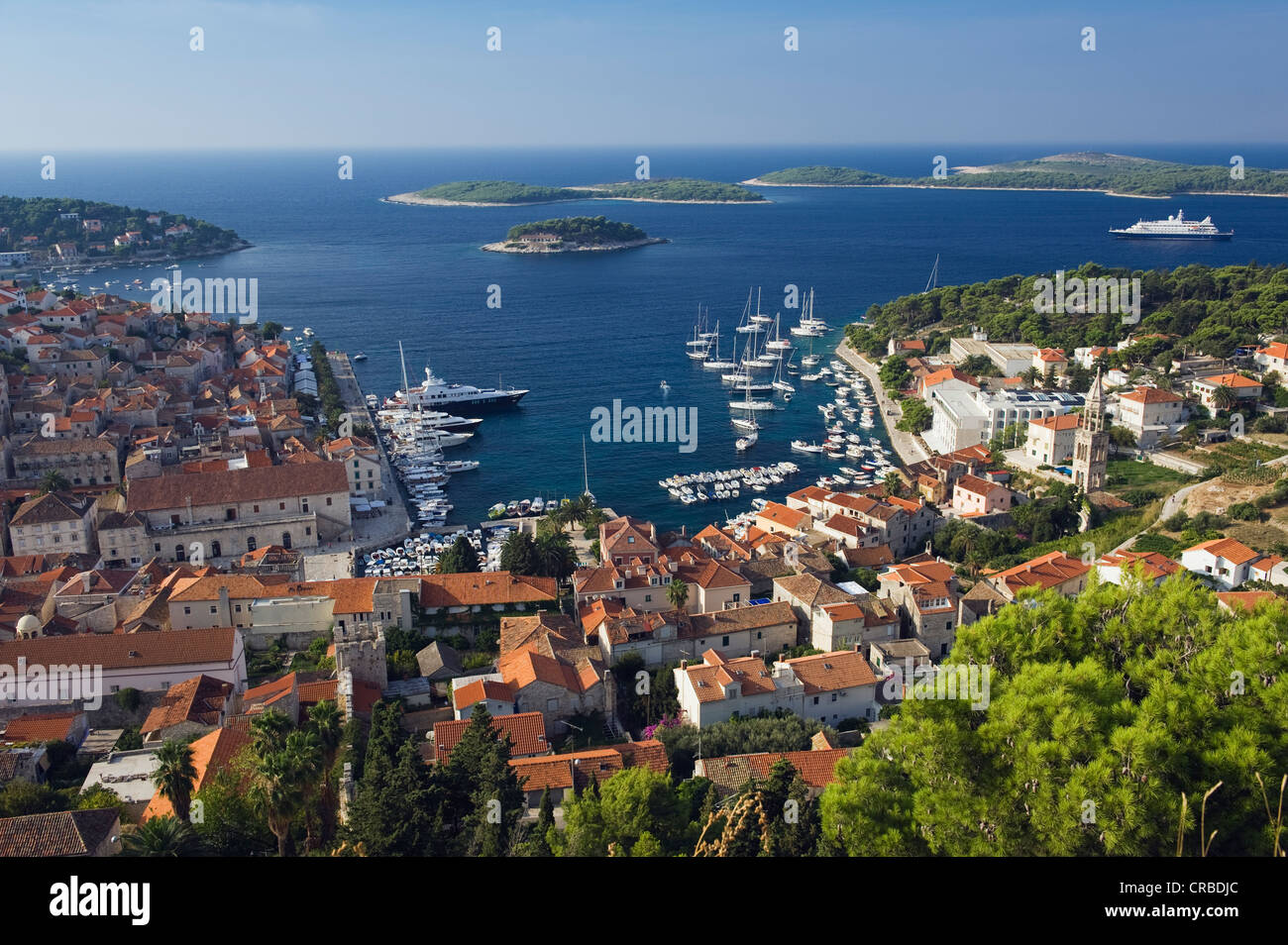 Vista dalla fortezza Spanjola sopra il porto e la città di Hvar, isola di Hvar Dalmazia, Croazia, Europa Foto Stock