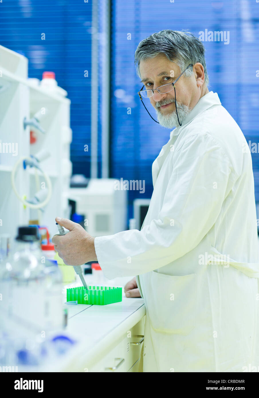 Maschio senior researcher di effettuare attività di ricerca scientifica in laboratorio utilizzando un gascromatografo (SHALLOW DOF; dai toni di colore immagine) Foto Stock