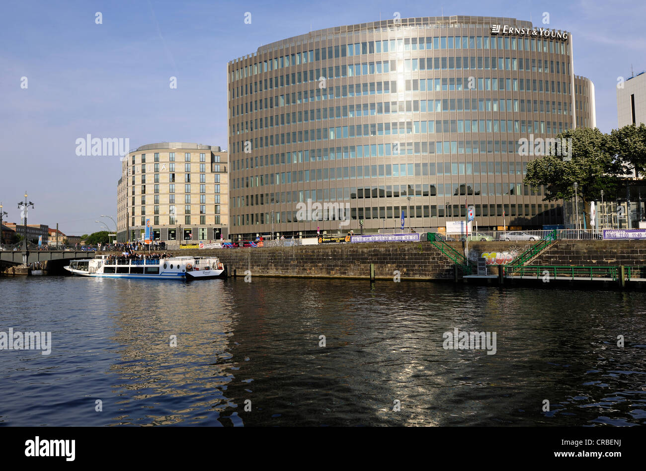 Ernst & Young conti GmbH, Melia Hotel, Friedrichstrasse, vicino al Reichstag riva del fiume Spree, con gite in barca, Berlino Foto Stock