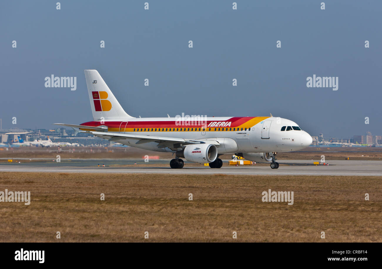 Iberia Airbus A319 durante il decollo all'aeroporto di Francoforte Francoforte Hesse, Germania, Europa Foto Stock