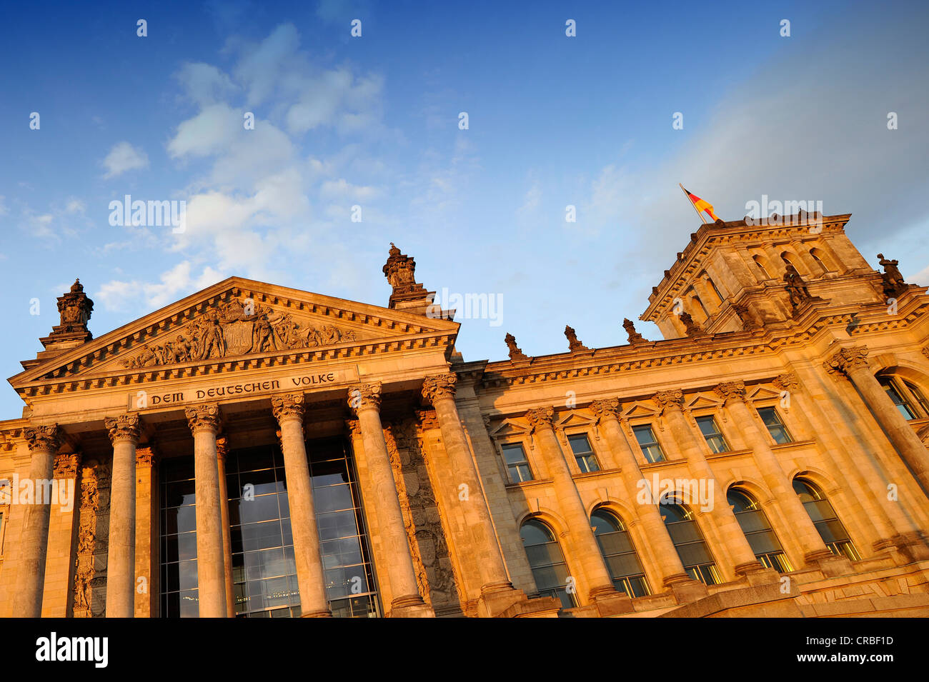 Edificio del Reichstag nella luce della sera, Deutscher Bundestag, il parlamento tedesco, scritte 'Dem Deutschen Volke', Tedesco per 'all' Foto Stock