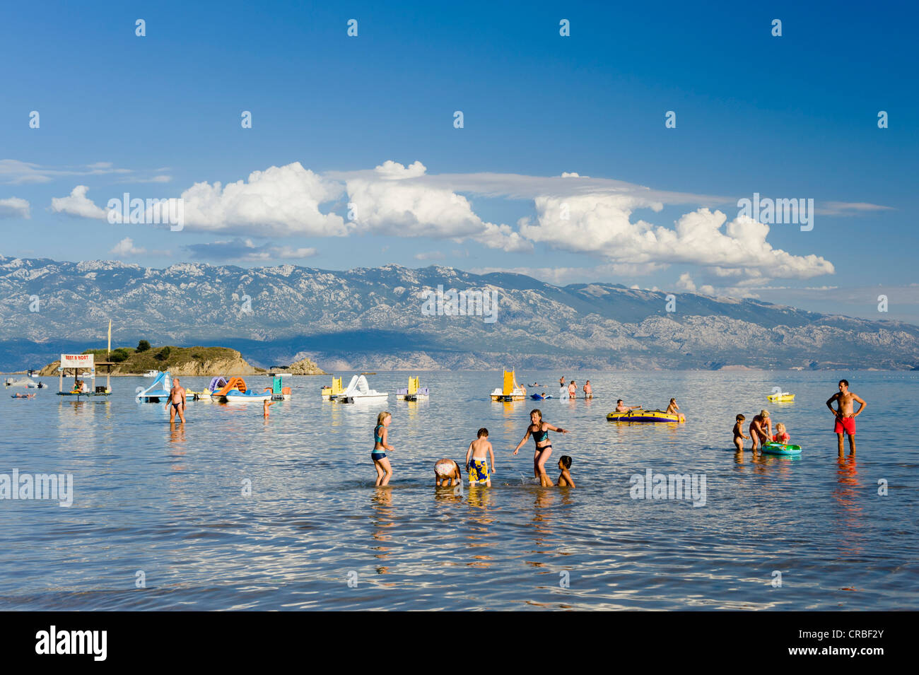 I vacanzieri la balneazione off Paradise Beach, San Marino, isola di Rab, golfo di Kvarner, Croazia, Europa Foto Stock
