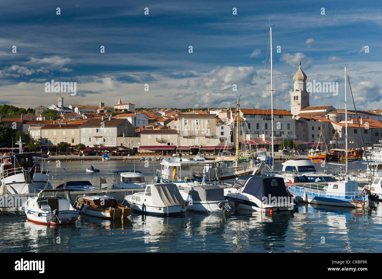 Le barche nel porto e città di Krk, isola di Krk, golfo di Kvarner, Croazia, Europa Foto Stock
