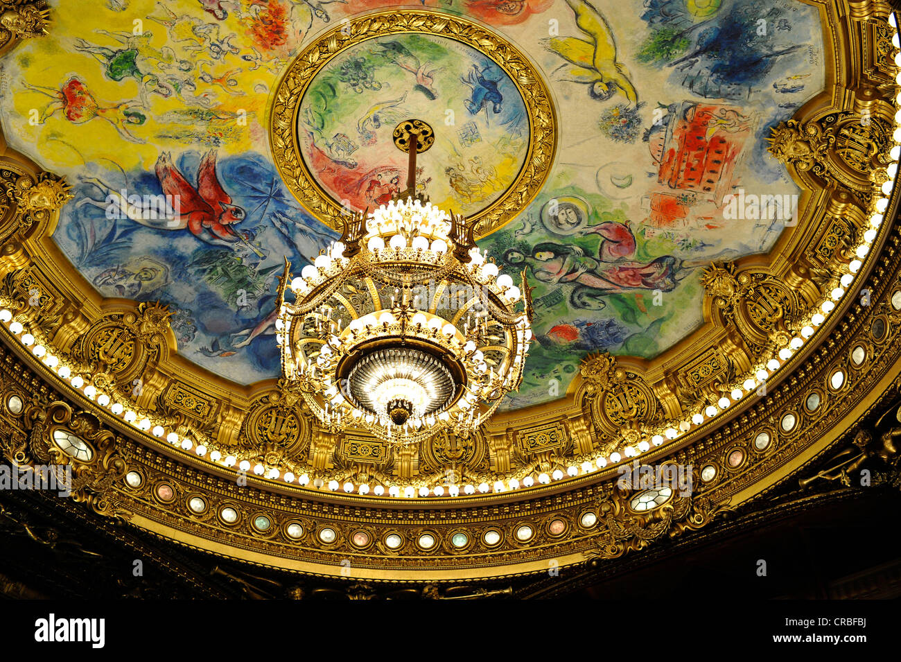 Interno, lampadari di cristallo e il soffitto dipinto di Apollo con la cetra di Marc Chagall nella cupola, auditorium Foto Stock