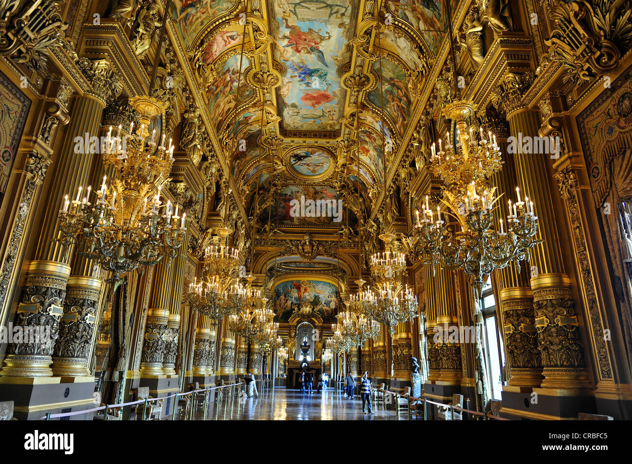 Interno, grande atrio con soffitto dipinto da Paul Baudry con motivi dalla storia della musica, teatro dell'opera Palais Garnier, Parigi, Francia Foto Stock