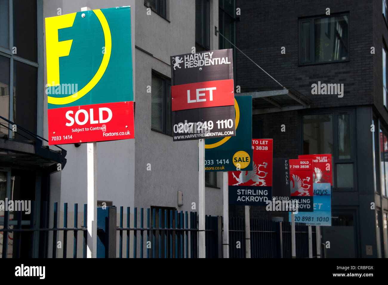 Hackney. Agenti immobiliari segni dicendo venduti o lasciare Foto Stock