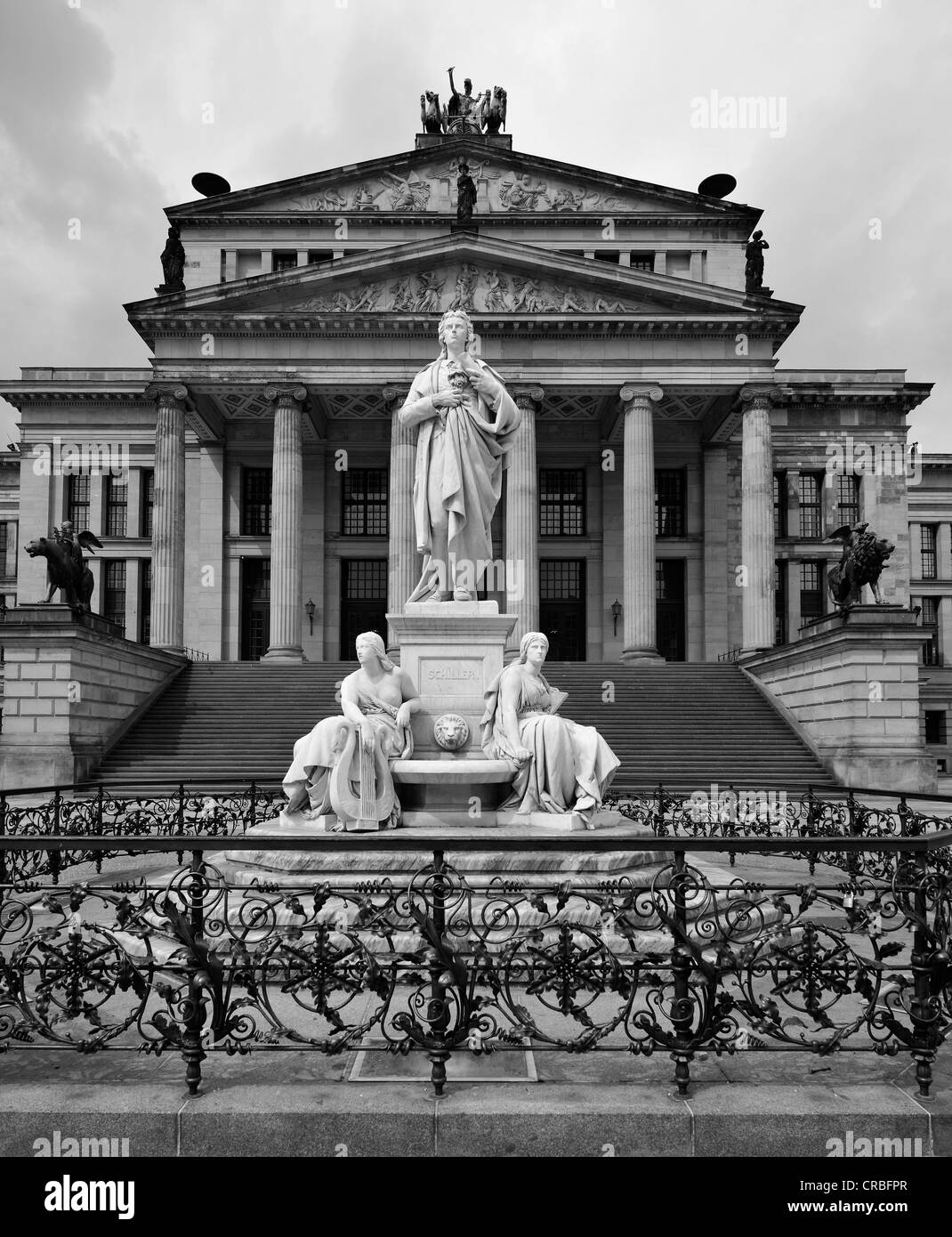 Immagine in bianco e nero, statua di Friedrich Schiller davanti alla Konzerthaus concert hall, progettato da Karl Friedrich Foto Stock