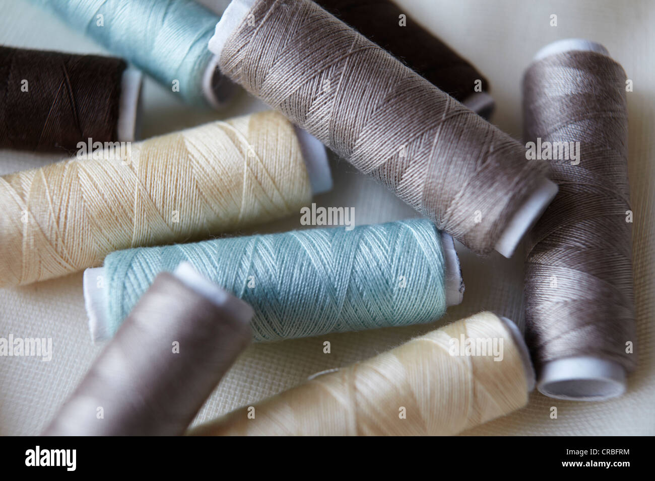 Close up di colorati bobine di filo Foto Stock