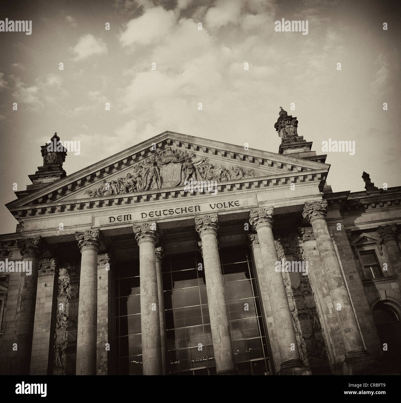 Immagine in bianco e nero, seppia-tonica, Edificio del Reichstag Parlamento tedesco, con l'iscrizione, Dem Deutschen Volke, Tedesco per Foto Stock