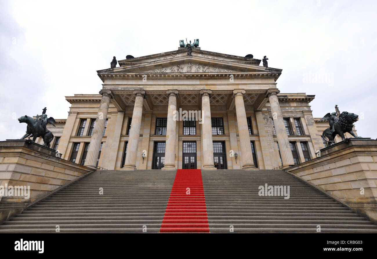 Tappeto rosso sul passo che conduce fino alla Konzerthaus, concert hall, edificio da Schinkel, piazza Gendarmenmarkt, quartiere Mitte Foto Stock