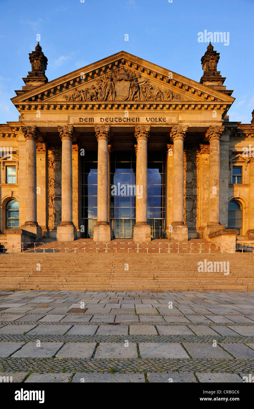Luce della Sera sul Reichstag Parlamento tedesco, le parole 'Dem Deutschen Volke " o " per il popolo tedesco' e sollievo nella Foto Stock