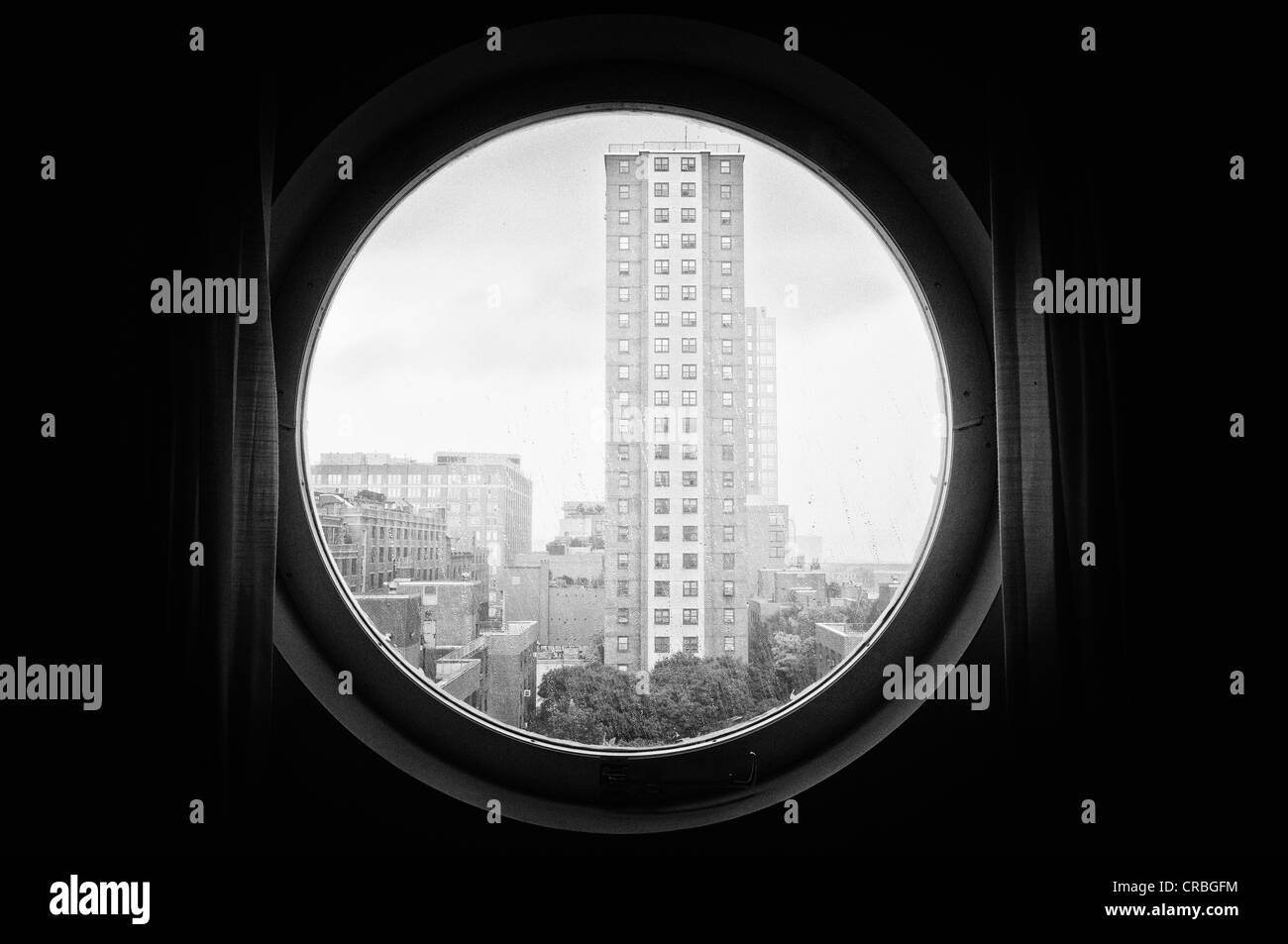 Edificio alto vista attraverso oblò, 9th Avenue, Chelsea, Manhattan, New York, New York, Stati Uniti d'America Foto Stock