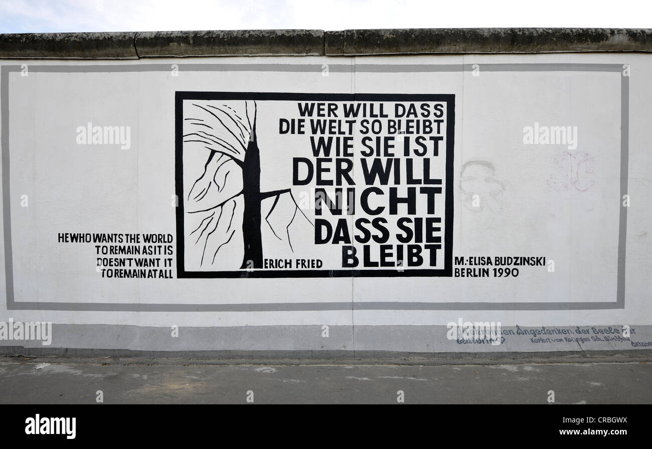 Arte e il muro di Berlino, Aphorismus da Erich Fried, dipinto su un restante tratto del muro di Berlino, la East Side Gallery Foto Stock