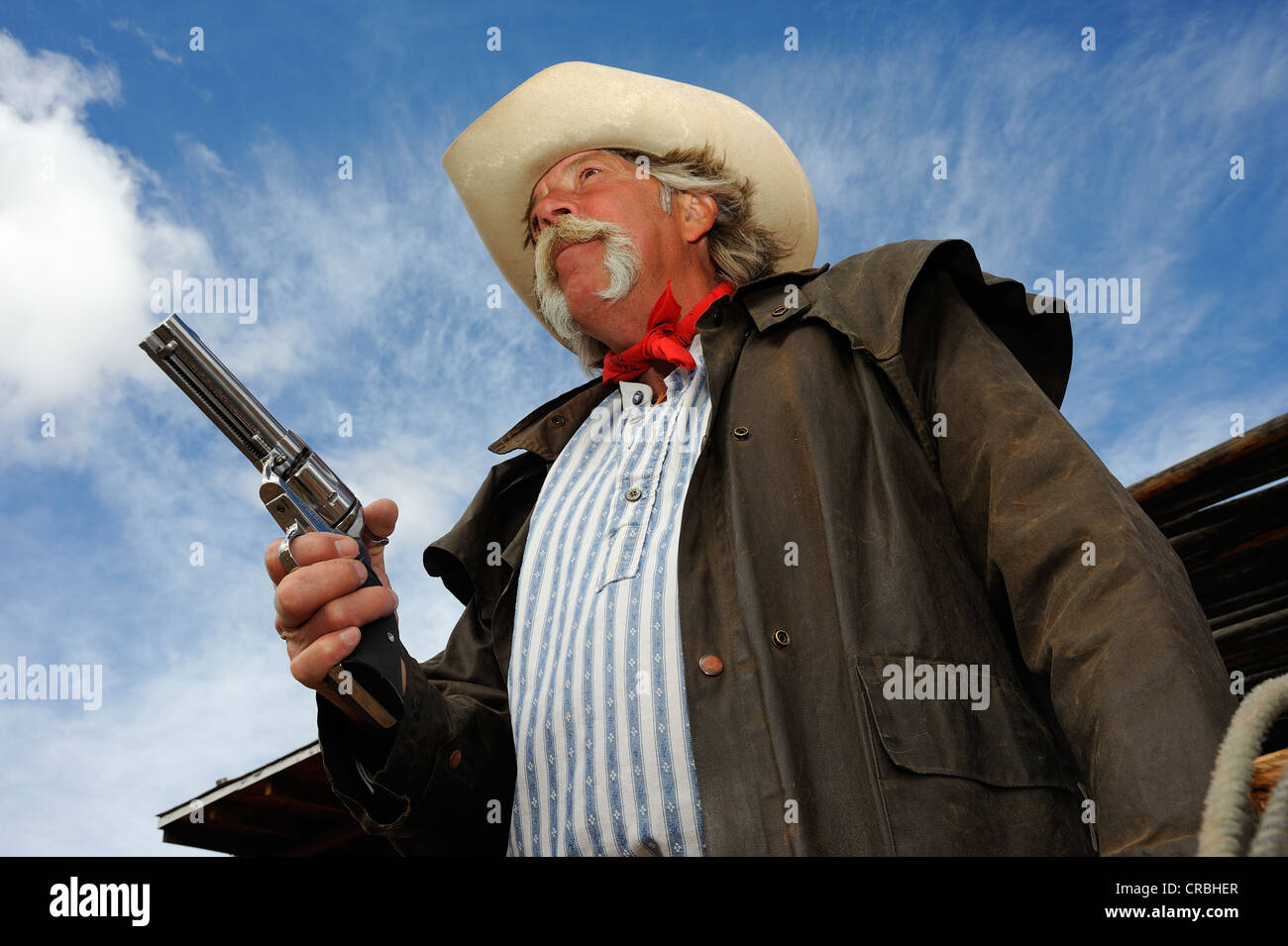 Cowboy tenendo un Smith & Wesson revolver, stazione di Paria, Utah, Stati Uniti d'America Foto Stock