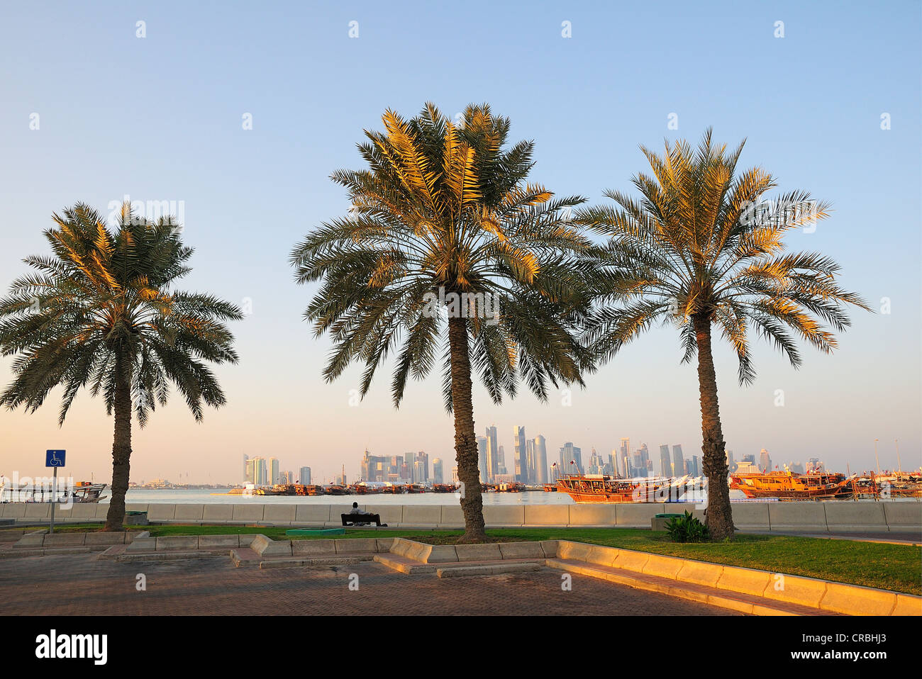 Corniche con grattacieli di West Bay area sul retro, il quartiere degli affari, Doha, Qatar, Medio Oriente Foto Stock