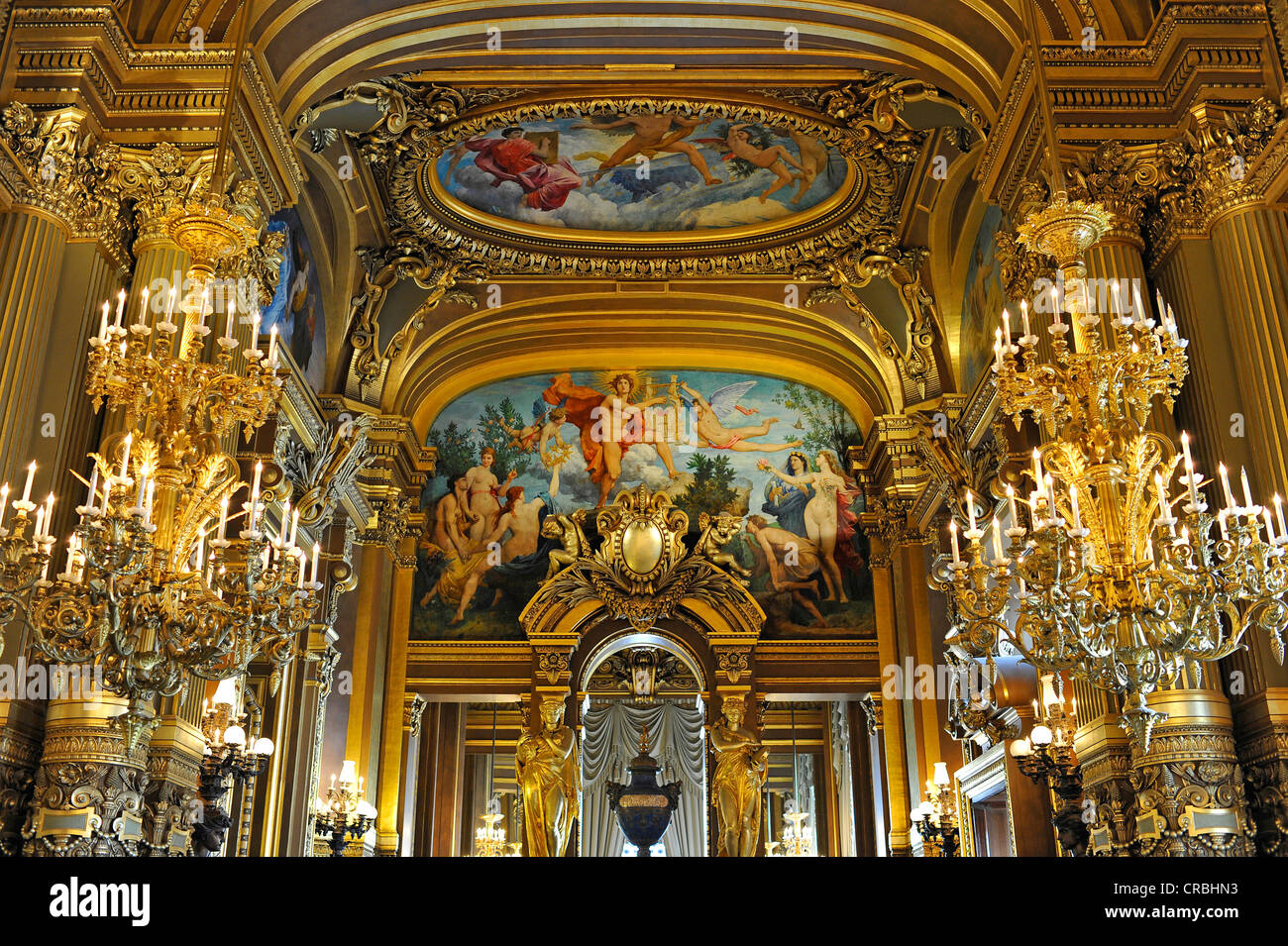 Interno, grande atrio con soffitto dipinto da Paul Baudry con motivi dalla storia musicale, Opéra Garnier Opera, Parigi Foto Stock