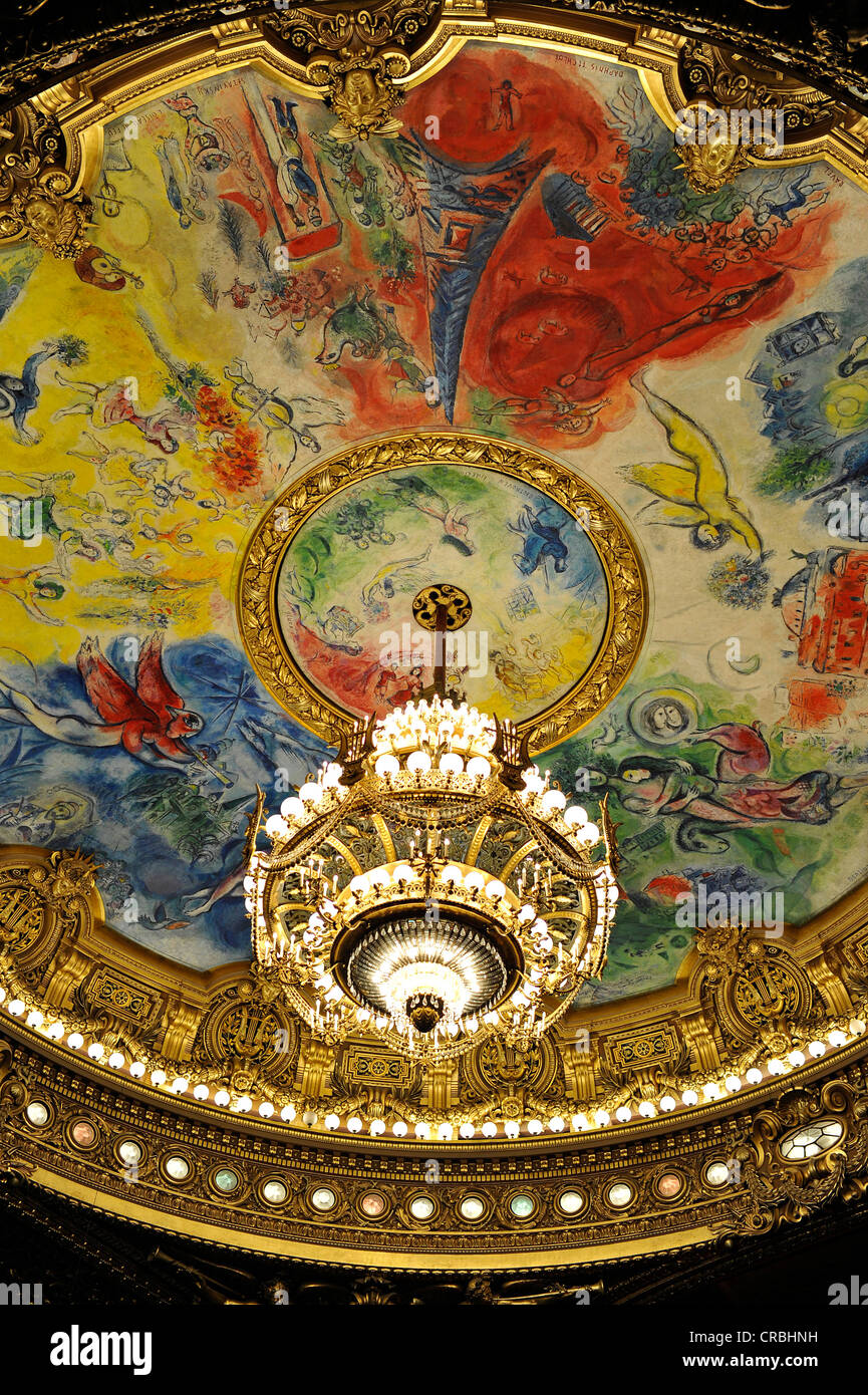Interno, lampadario di cristallo e il soffitto dipinto 'Apollo con la cetra" di Marc Chagall nella cupola Foto Stock